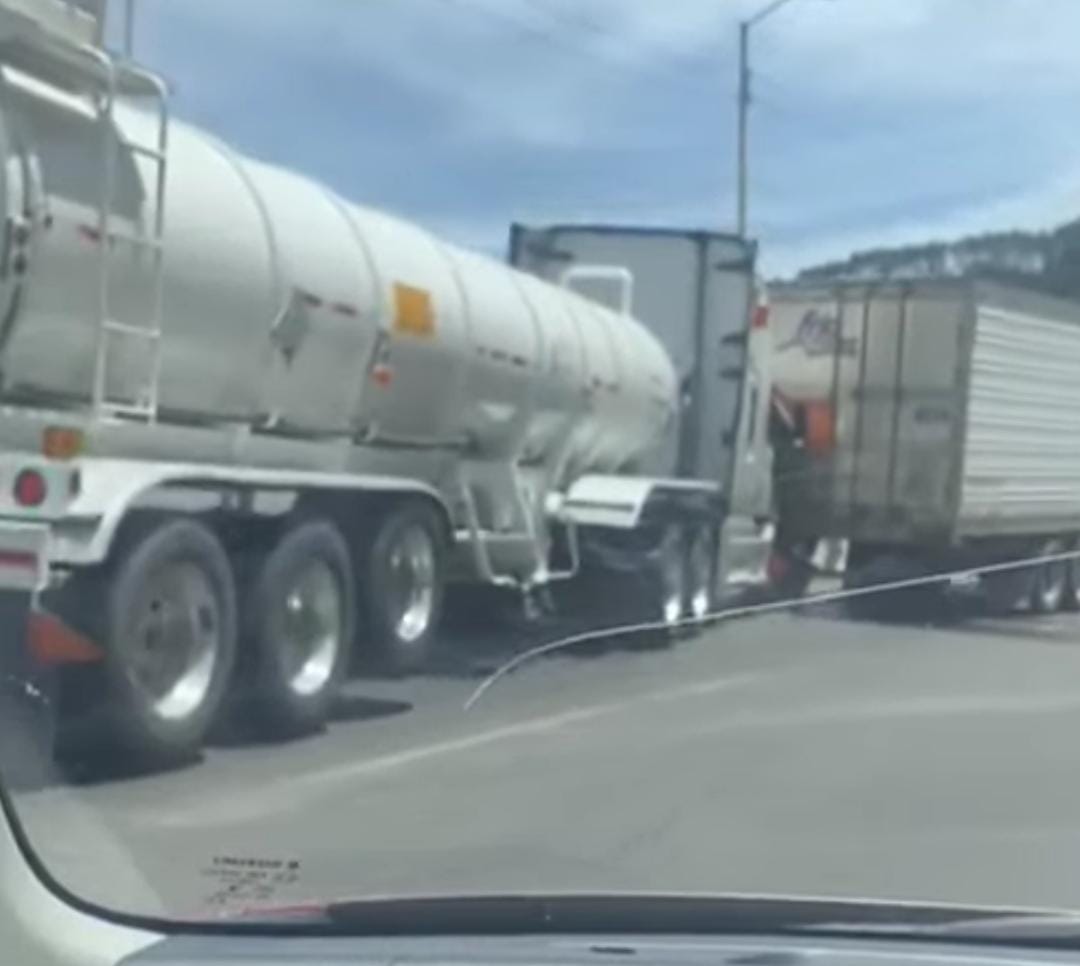 Choque entre tractocamiones mantiene cerrada autopista Puebla-Orizaba