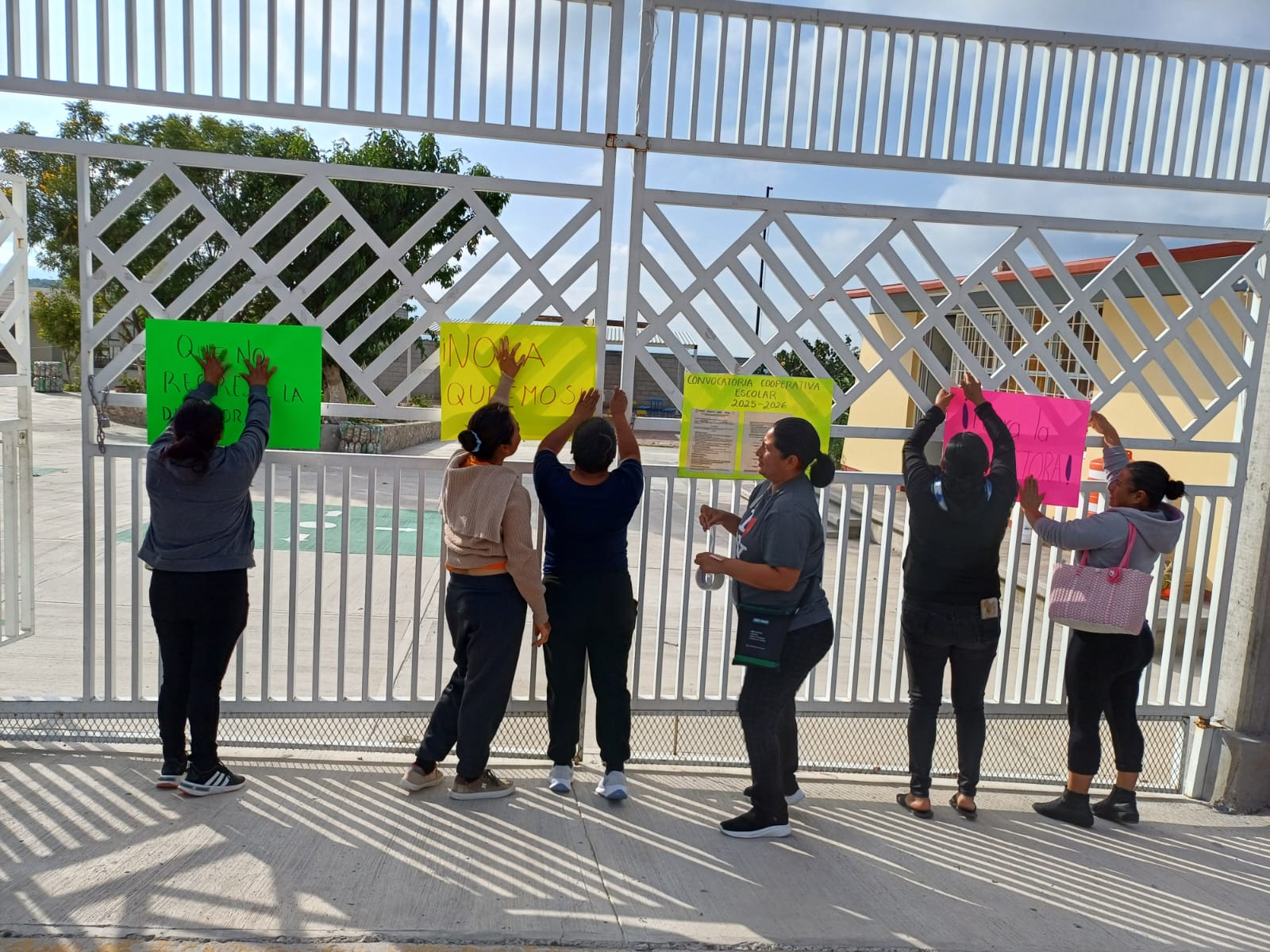 Padres de familia cierran escuela de Yehualtepec, exigen salida del directivo