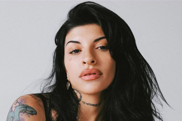 Cazzu publica indirecta y redes cuestionan rol de Nodal como papá