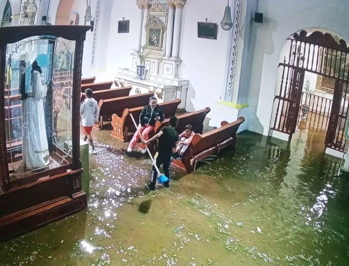  Lluvia provoca afecciones a dos iglesias de San Salvador El Verde