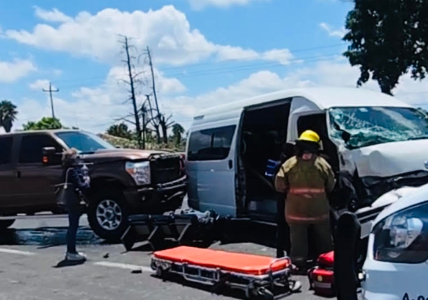 Choque frontal deja 13 heridos en la carretera Atlixco–Izúcar
