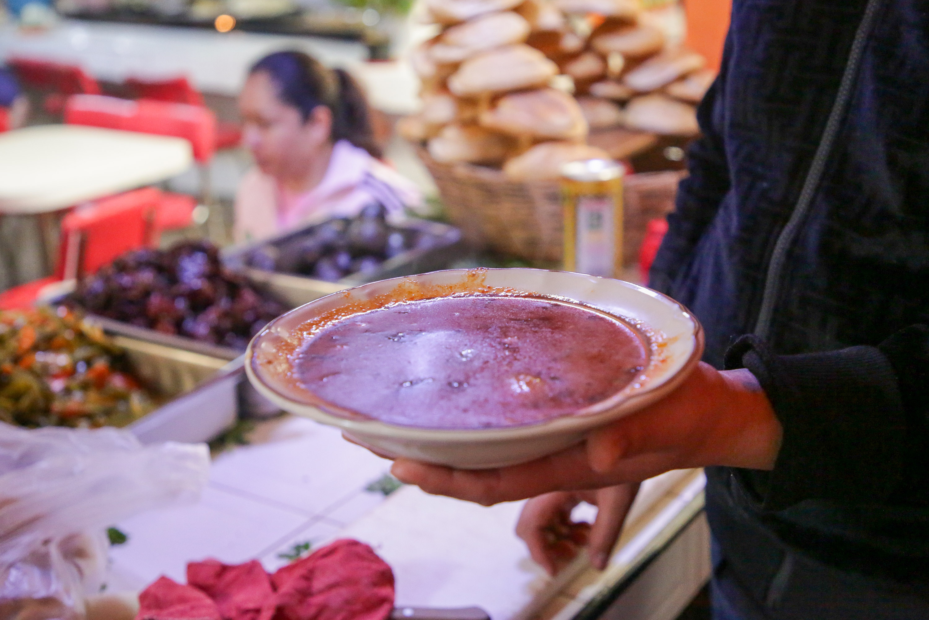 VIDEO Poblanos acudieron por algo caldoso para la crudita