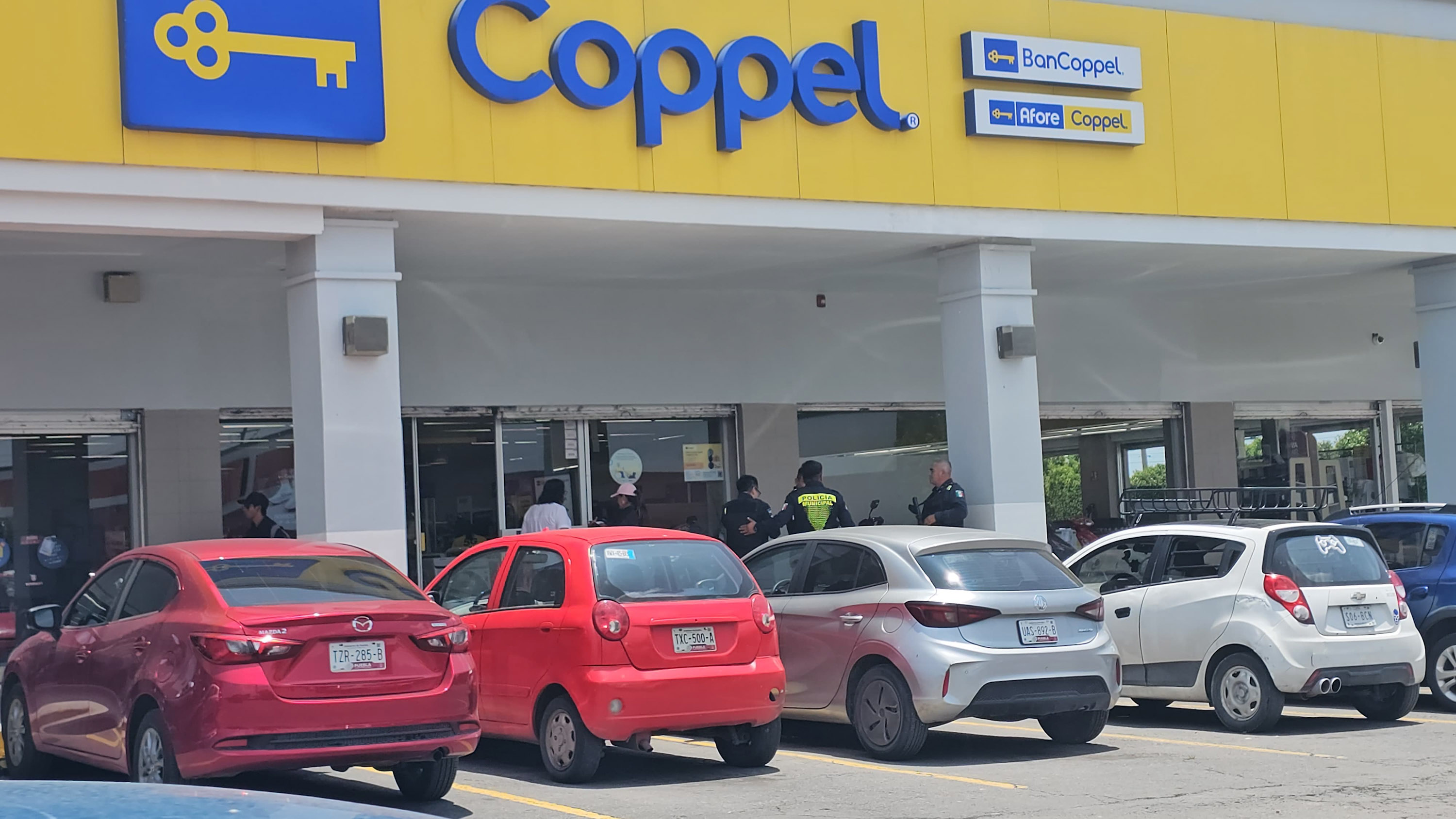 A mano armada asaltan Coppel de San Jerónimo Caleras 