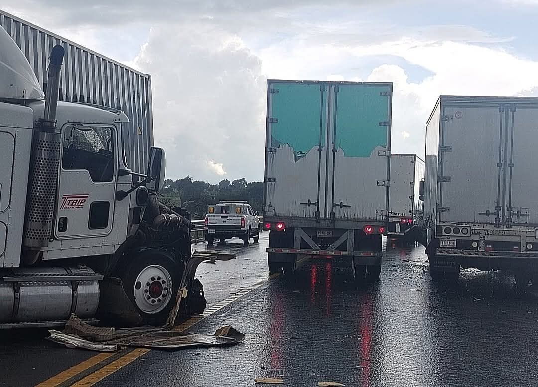 Cerrada autopista Amozoc-Perote tras accidente entre tres unidades 