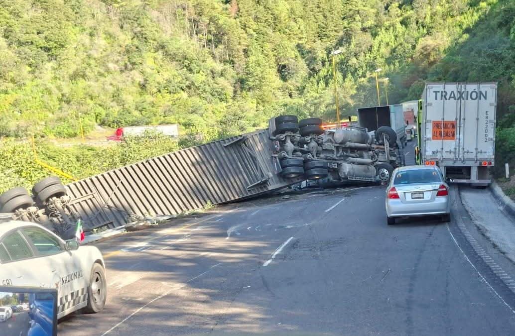 Volcadura de tractocamión provoca cierre de la autopista Puebla-Orizaba por casi 8 horas