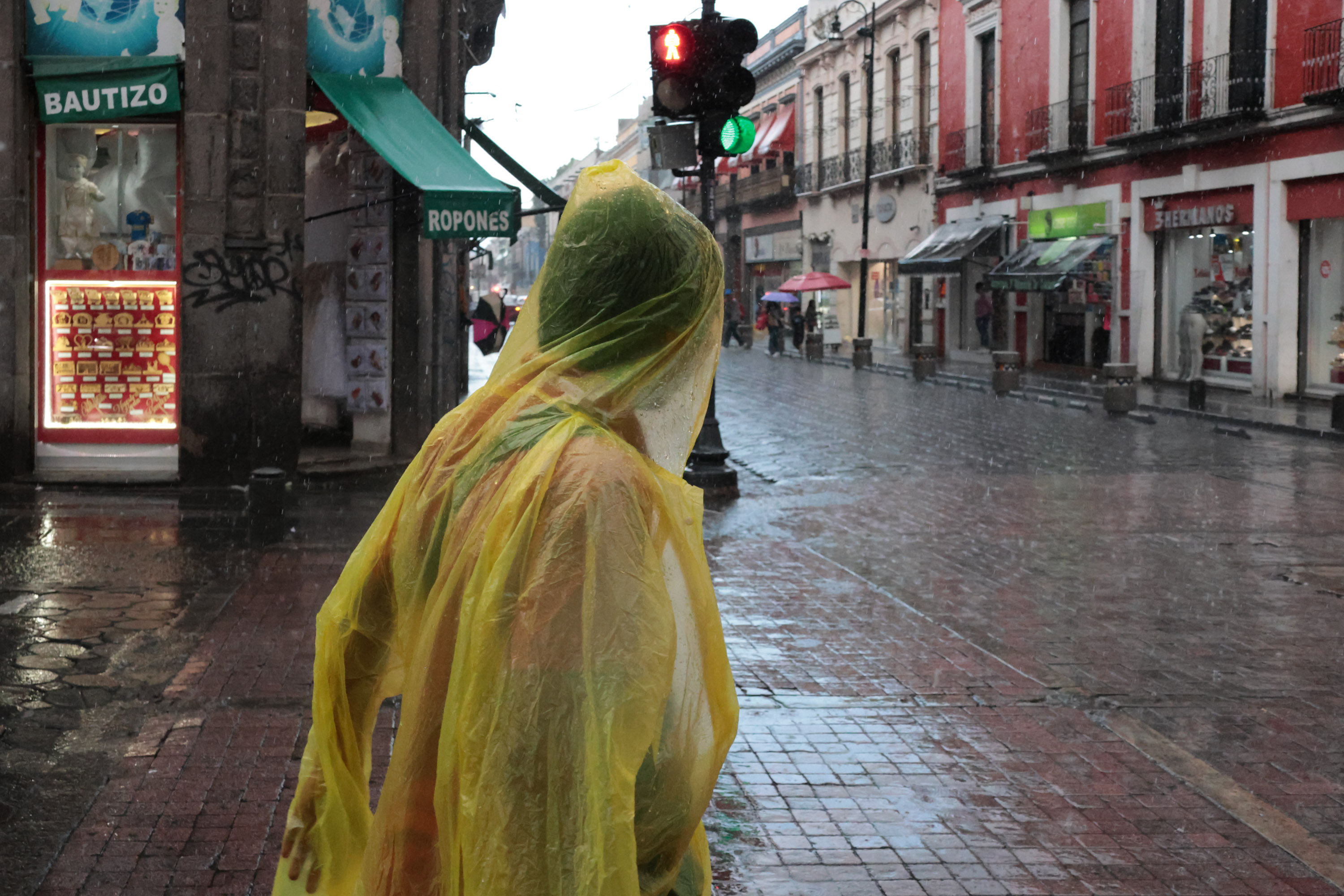 Ligera lluvia puso a correr este sábado a los poblanos