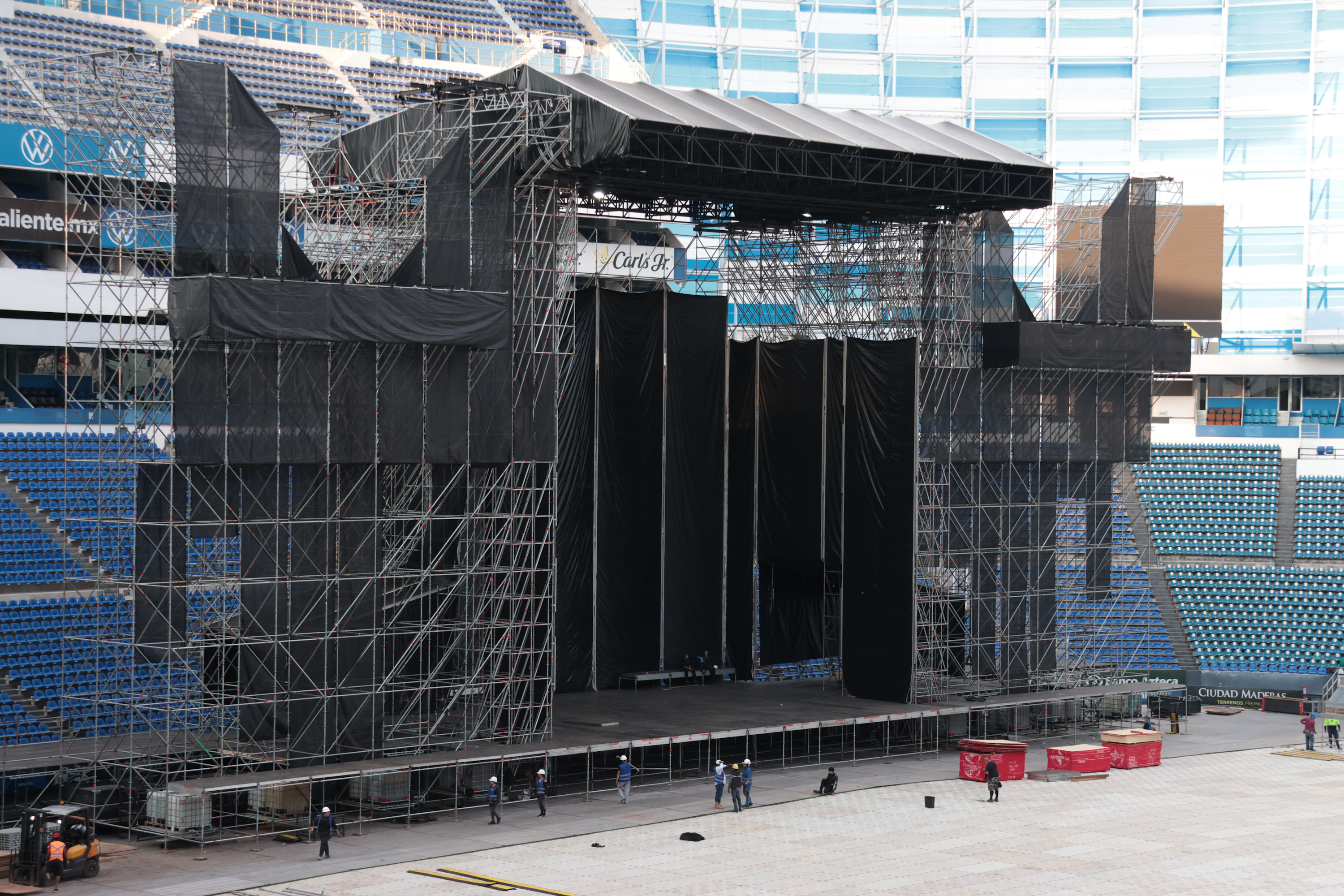 Alistan el escenario para el concierto de Shakira en el Estadio Cuauhtémoc