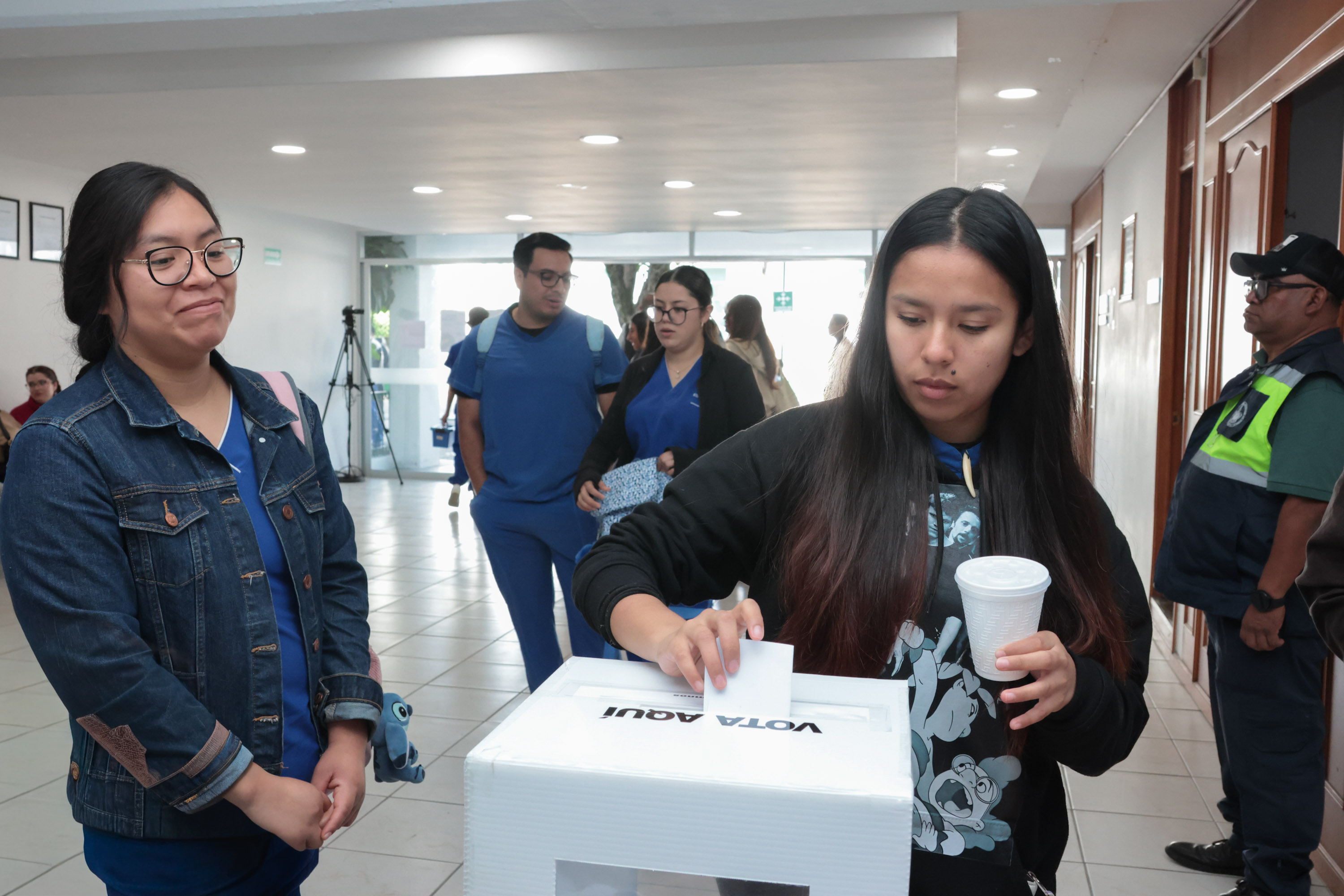 VIDEO Inician las votaciones en las 44 unidades académicas de la BUAP