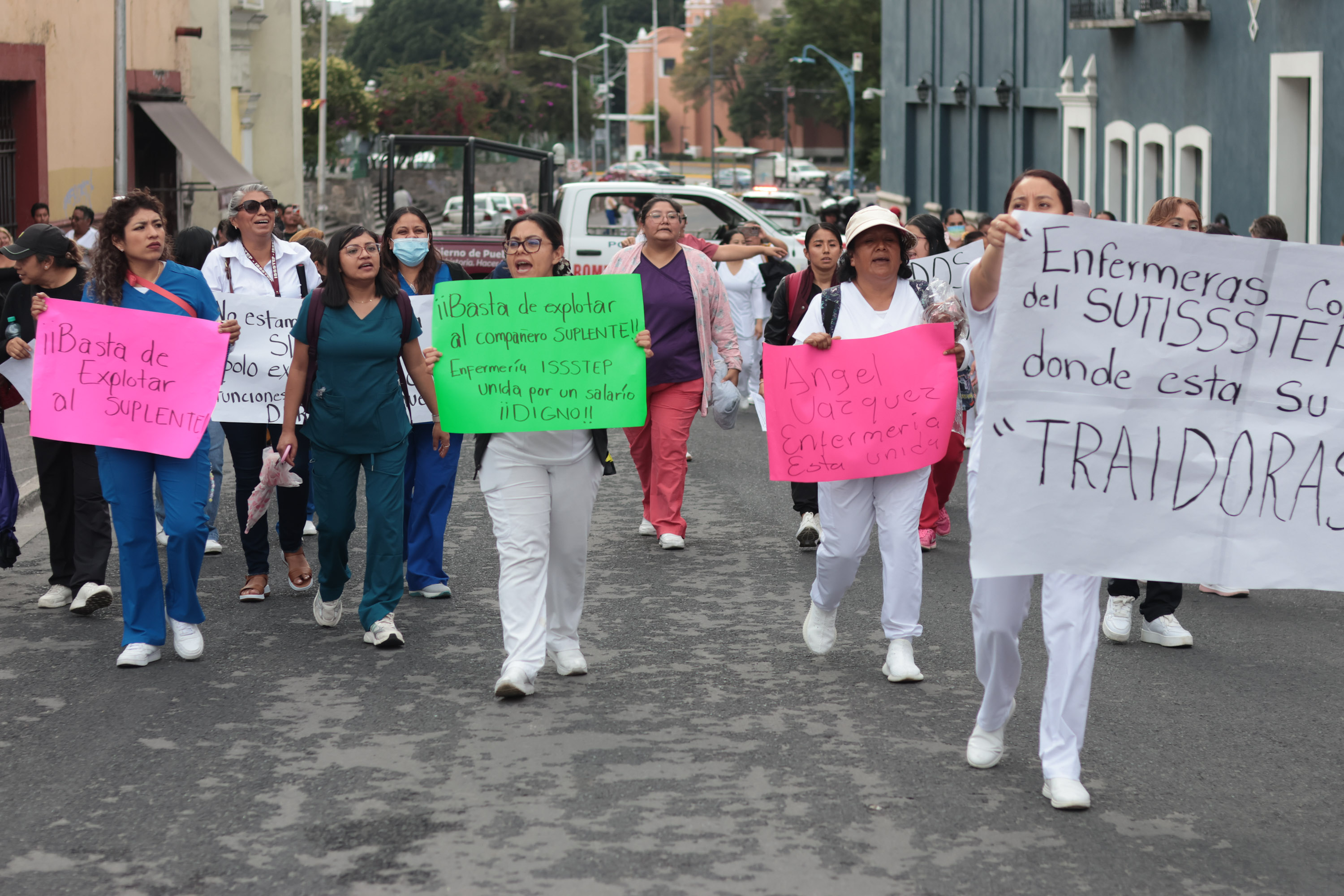 VIDEO Trabajadores del ISSSTEP exigen salarios dignos