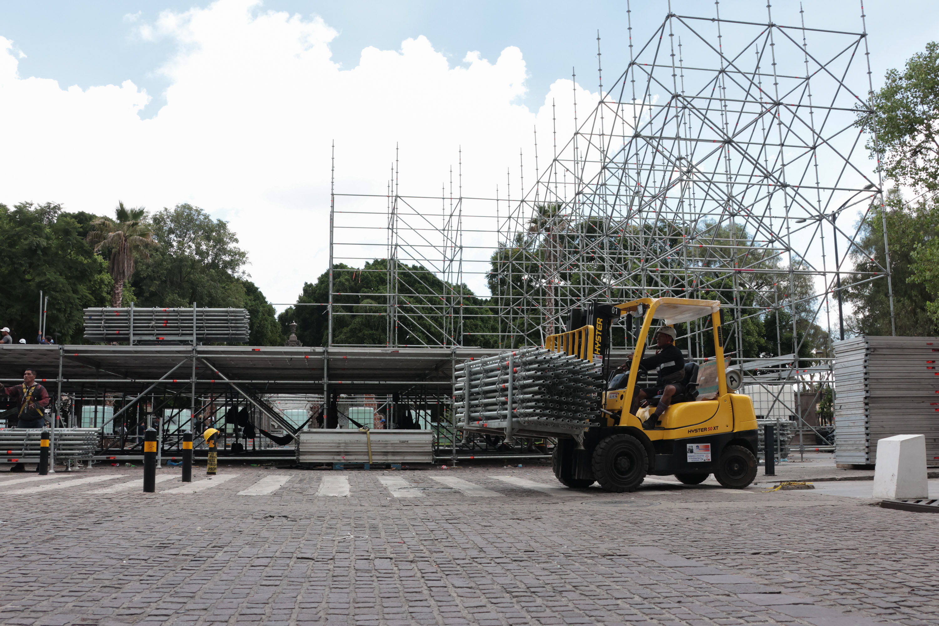 VIDEO Siguen labores para retirar escenario donde se presentó Julión Álvarez