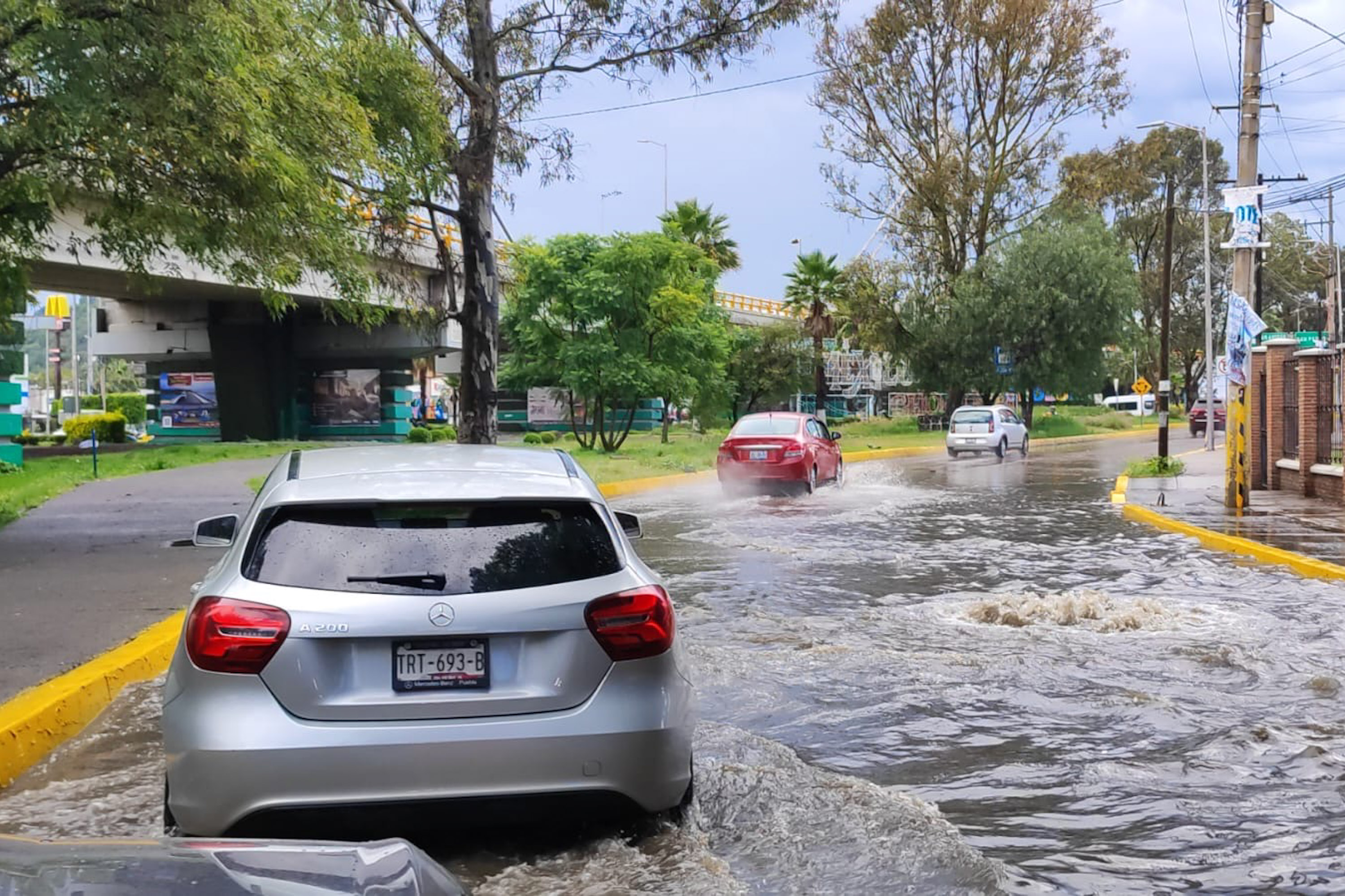 VIDEO Lluvia de este sábado deja encharcamientos en las laterales de la Recta a Cholula