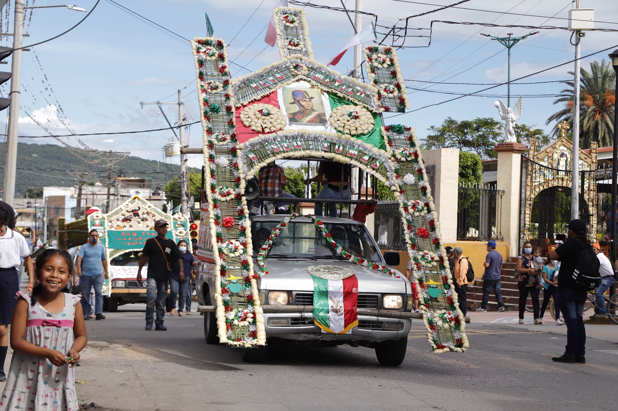En Izúcar el desfile de arcos es toda una tradición de los barrios