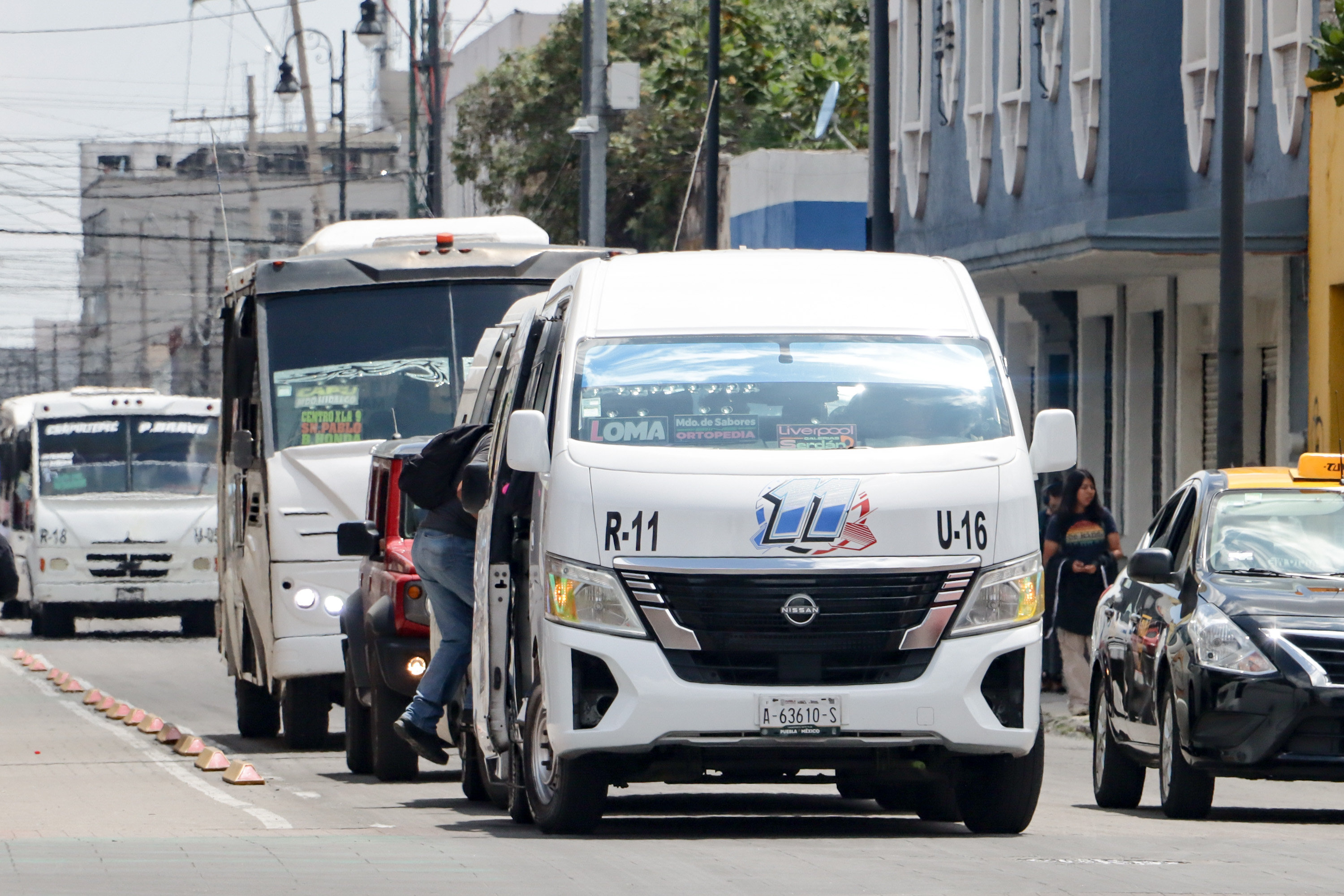 Extorsionador avienta piedras a transporte público y lesiona a una pasajera de la Ruta Azteca 