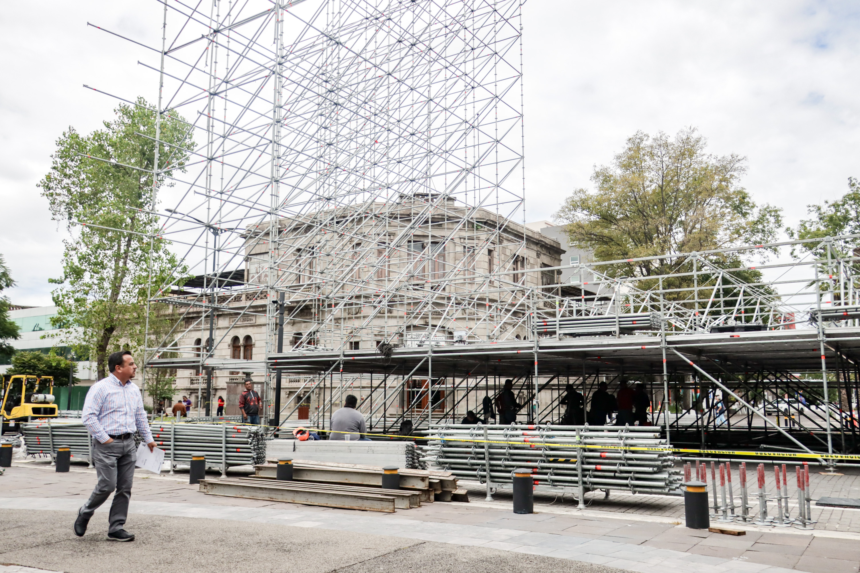 Instalan escenario para el concierto de Julión Álvarez en el Paseo Bravo