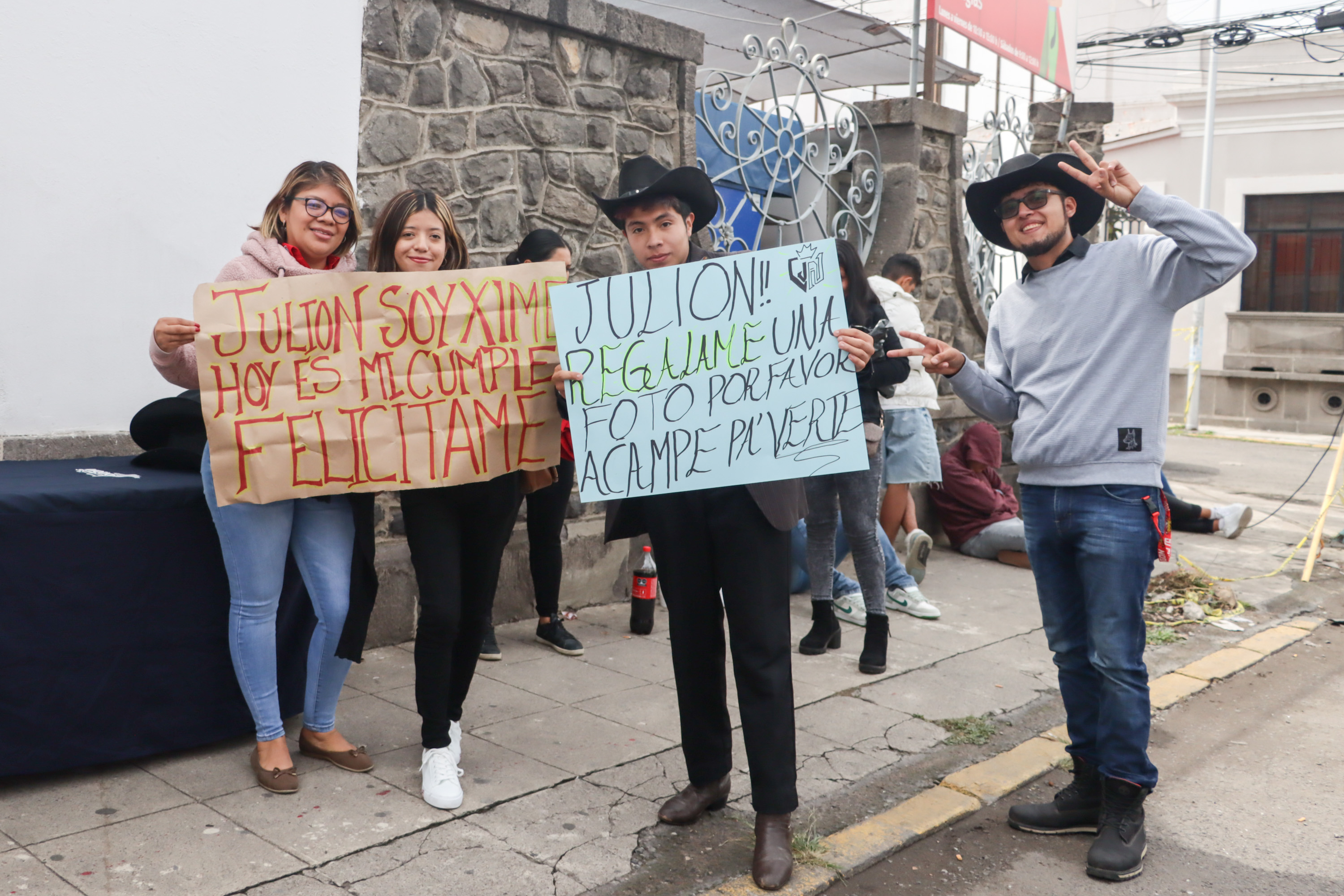 VIDEO Jacinto, primero en la fila para el concierto de Julión Álvarez en Puebla