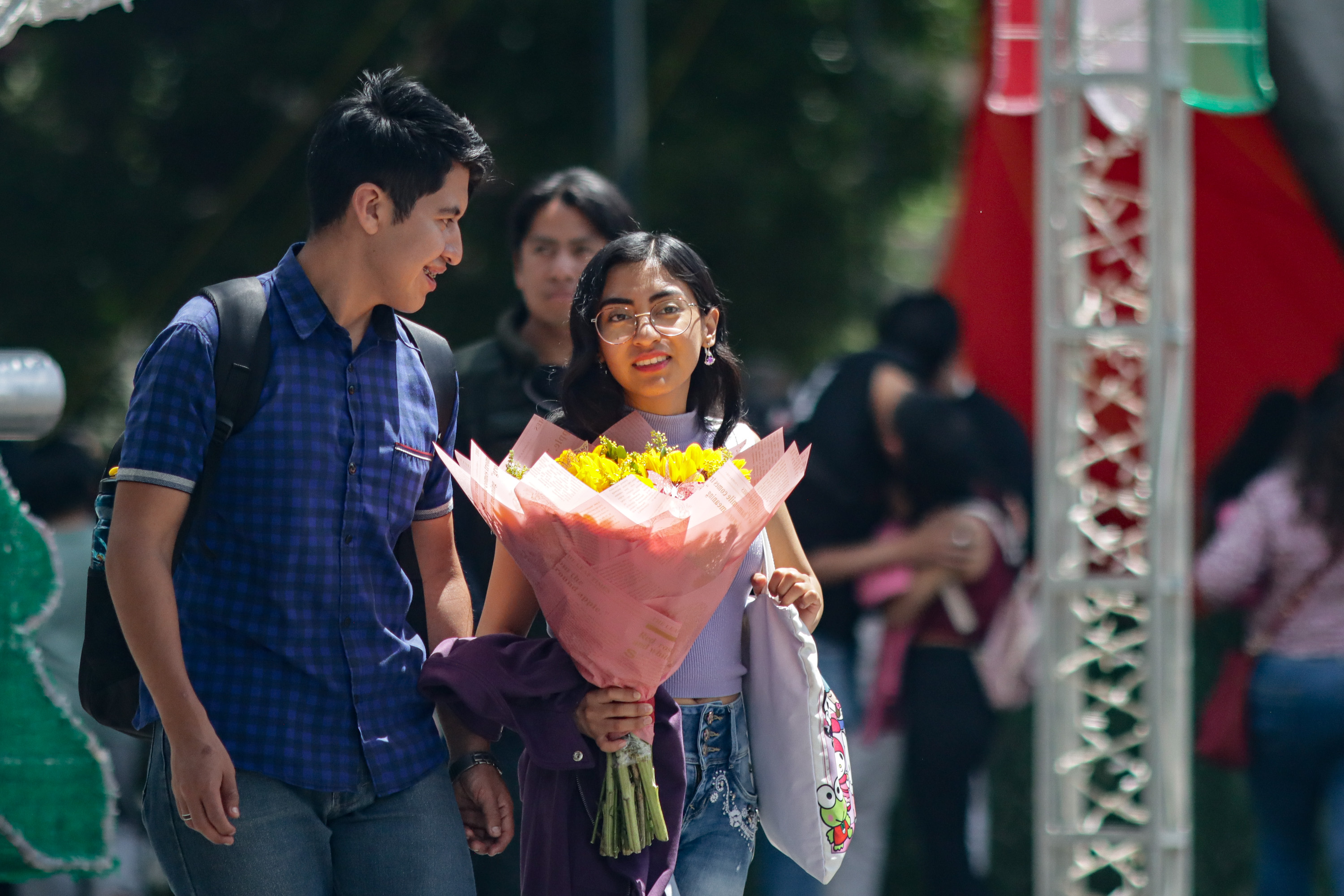 Poblanos regalan flores amarillas este 21 de septiembre