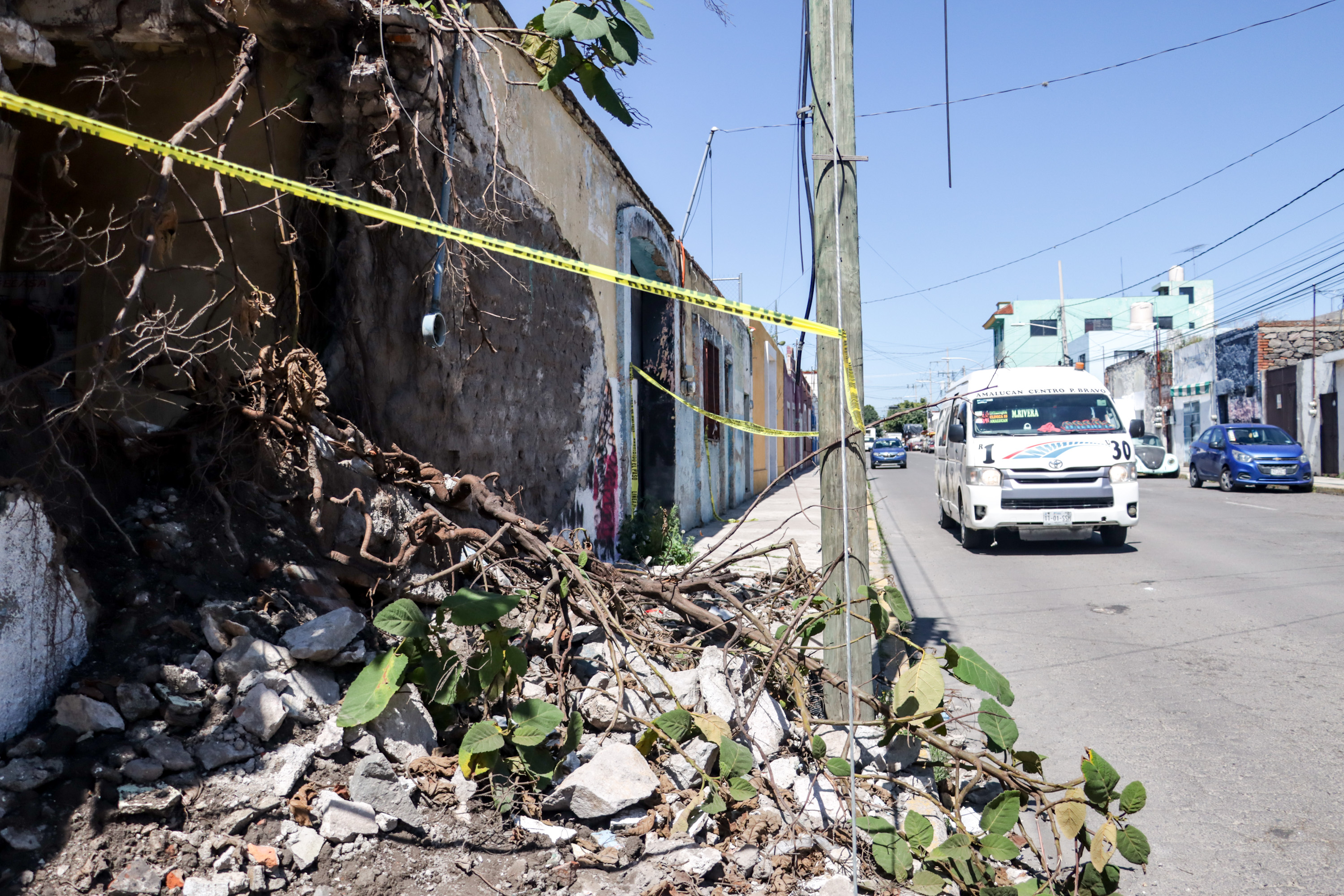 Sin atender barda que colapsó en casona de la calle 14 Poniente en Puebla