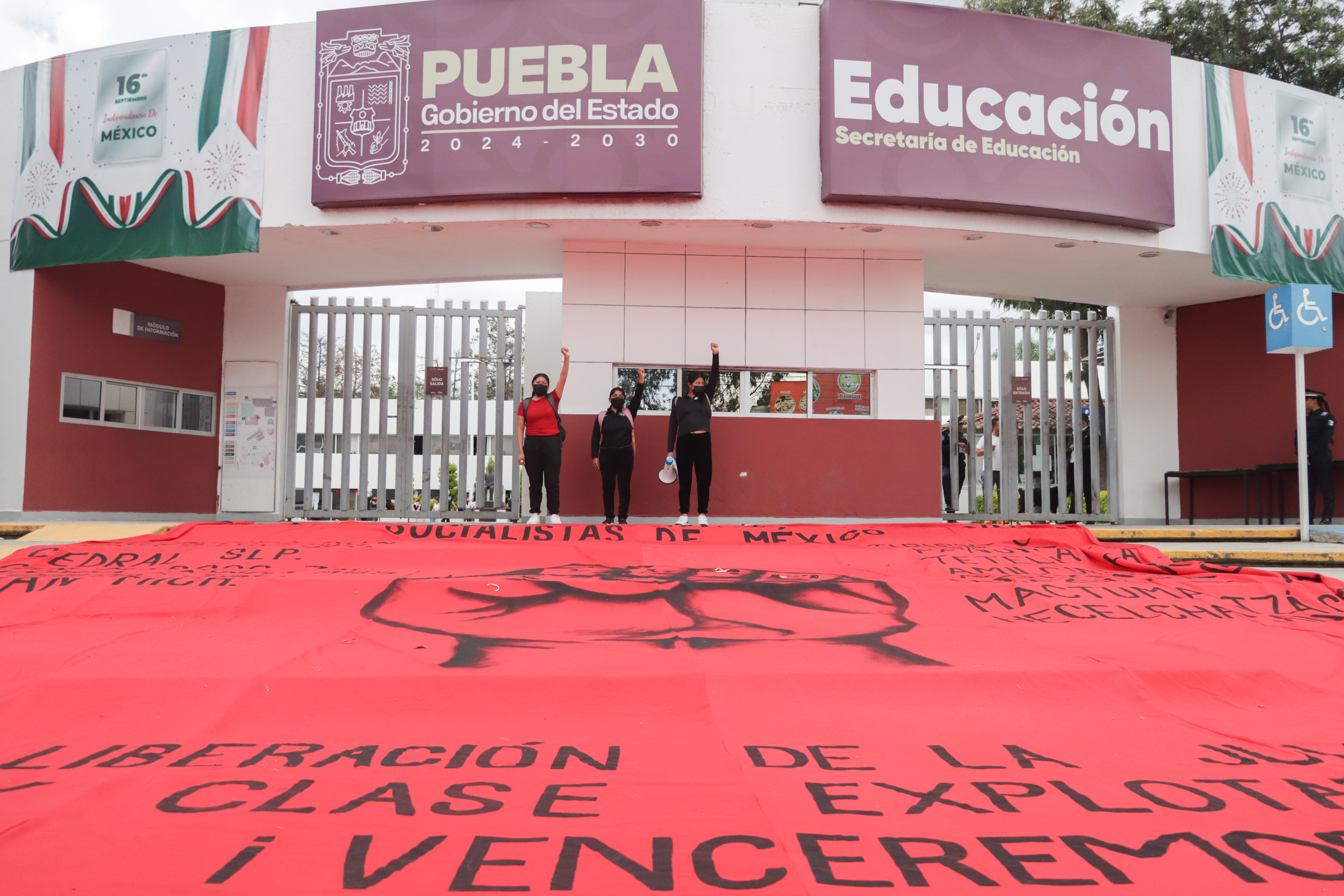 VIDEO Normalistas Teteles piden la destitución de directivos del plantel educativo