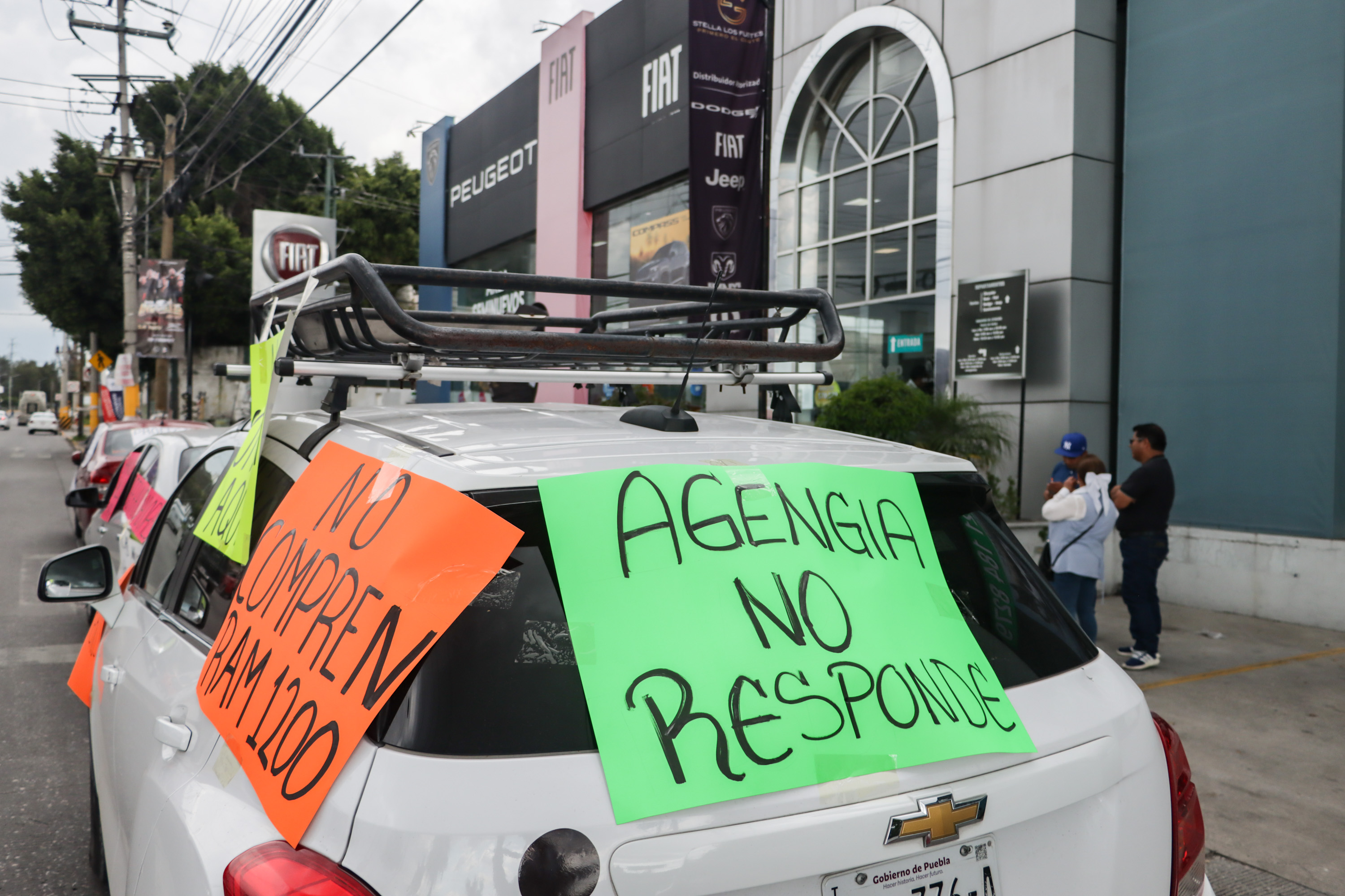 VIDEO Cliente arremete contra Puebla Automotriz Los Fuertes por vender camioneta defectuosa