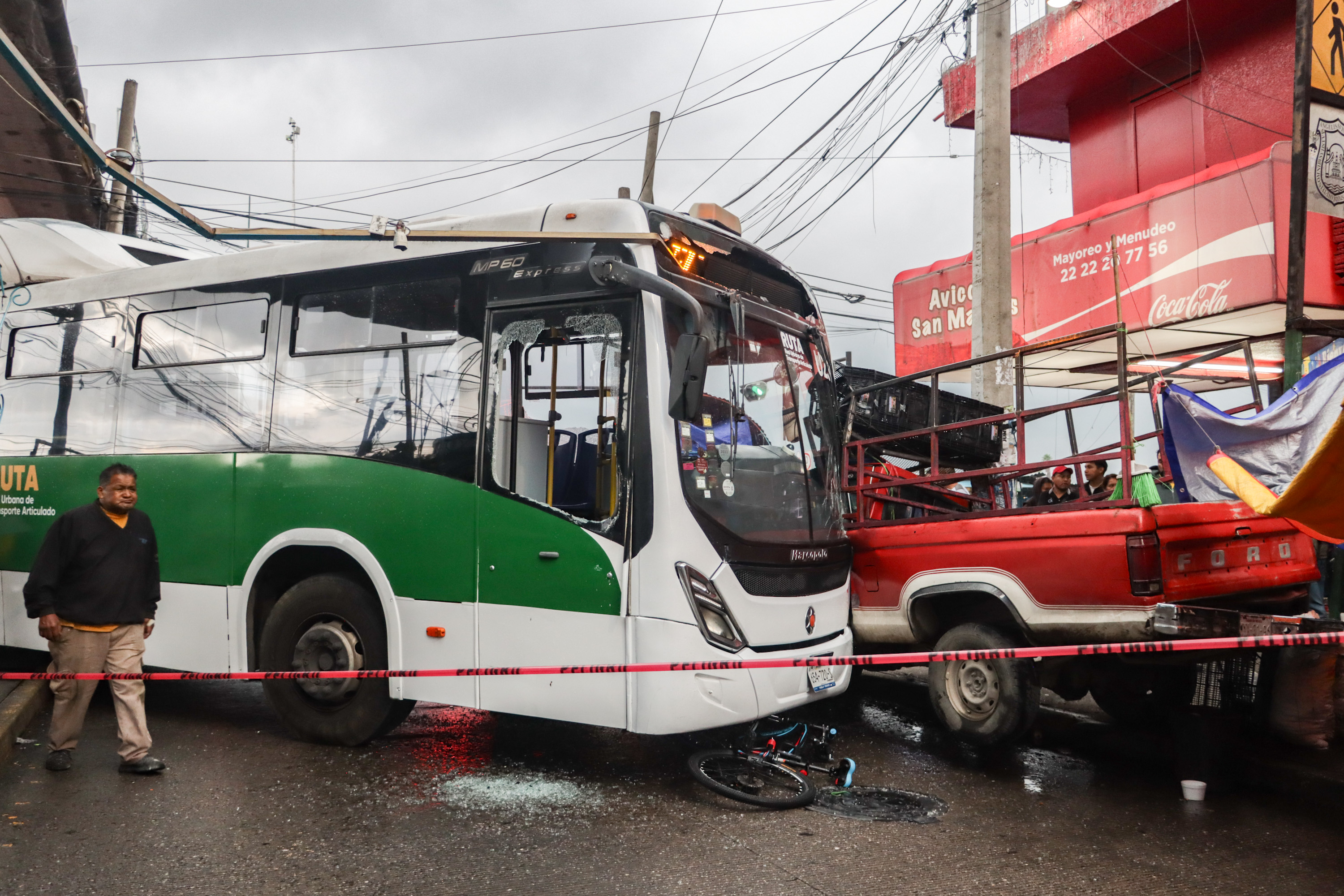 VIDEO Unidad de RUTA se estrella a la altura de la CAPU y deja cinco lesionados