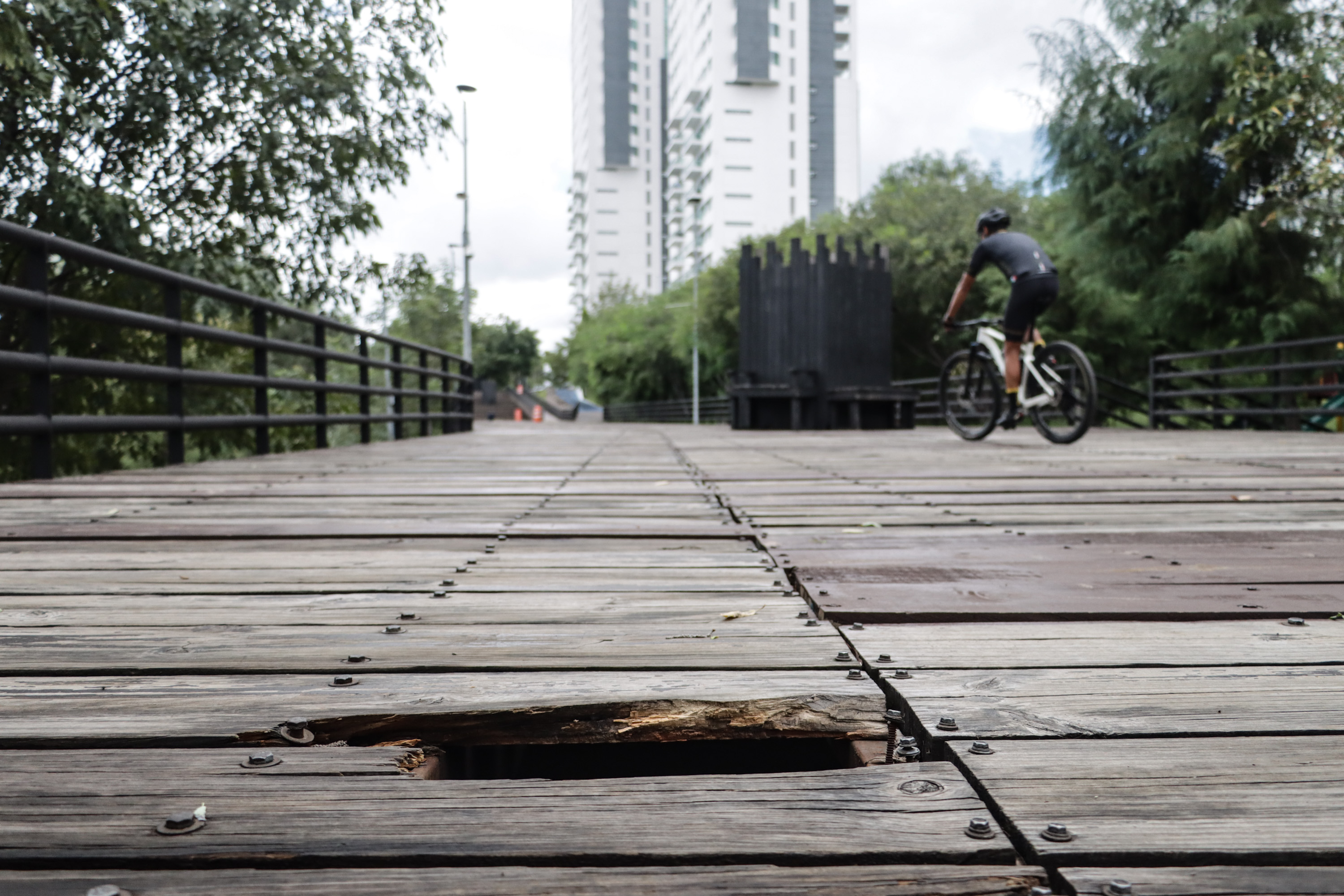 VIDEO Deteriorado se encuentra el piso de madera del Ecoparque Metropolitano