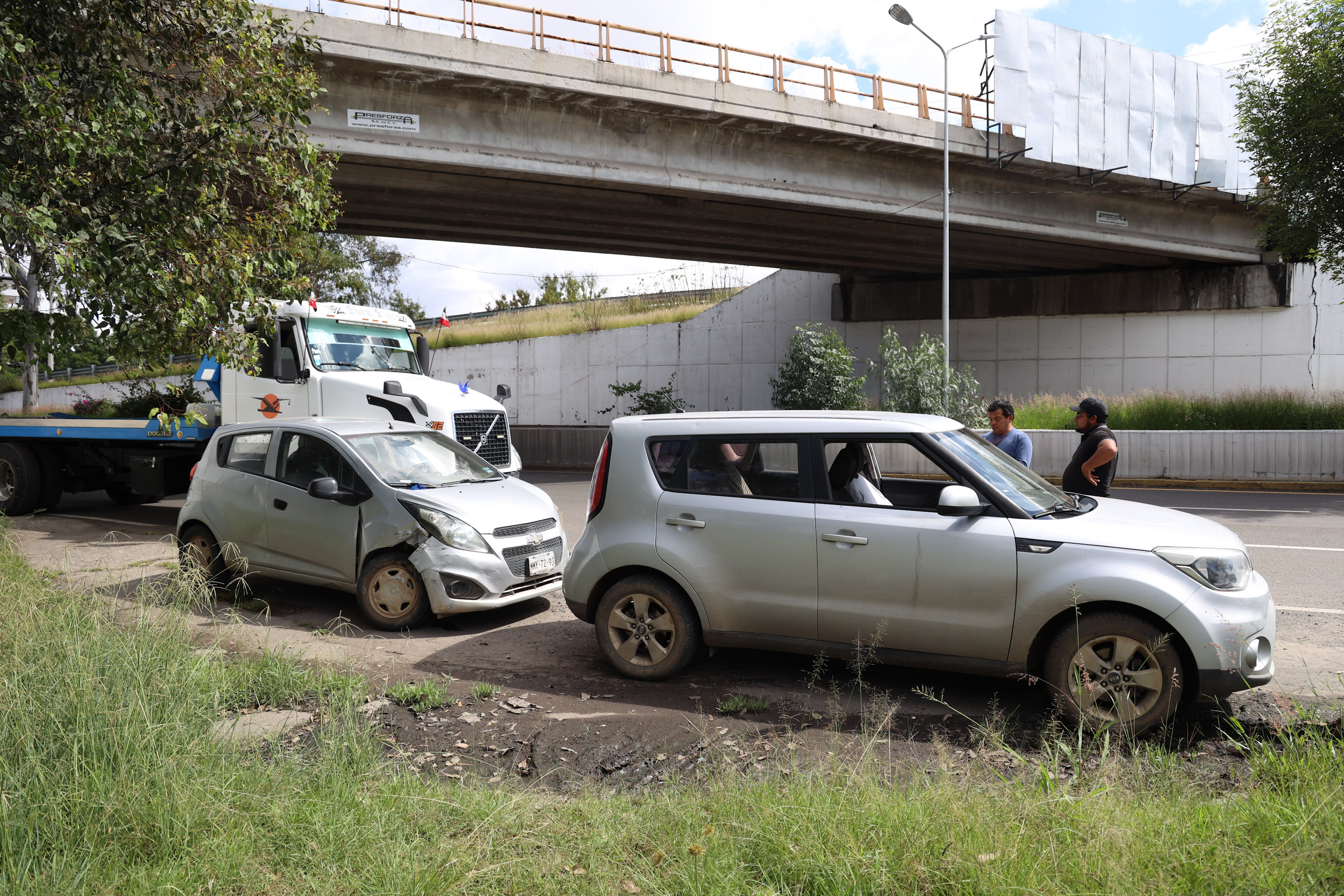 VIDEO Se registra un auto volcado en la Recta a Cholula