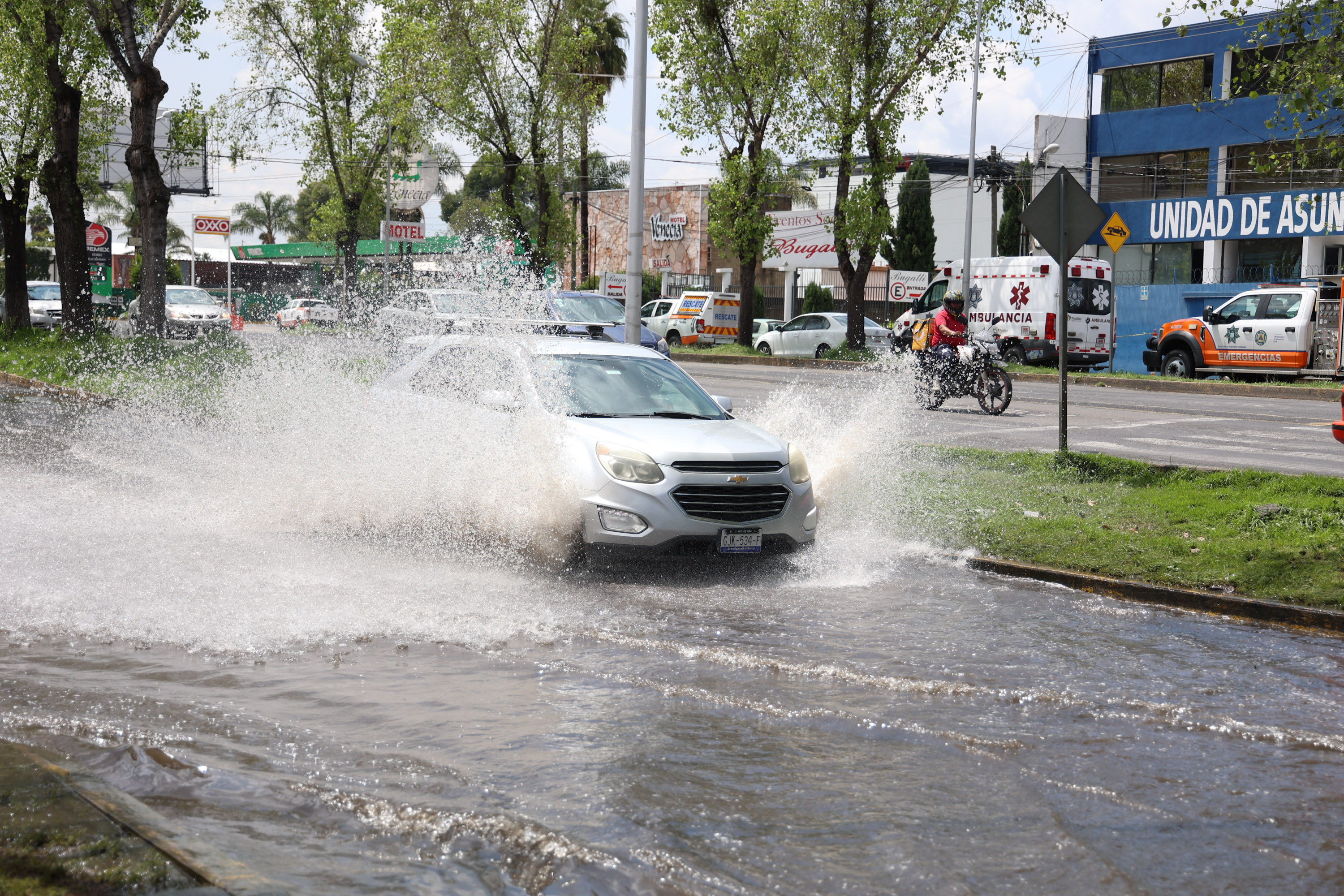 Está inundada la lateral del bulevar San Felipe en Puebla