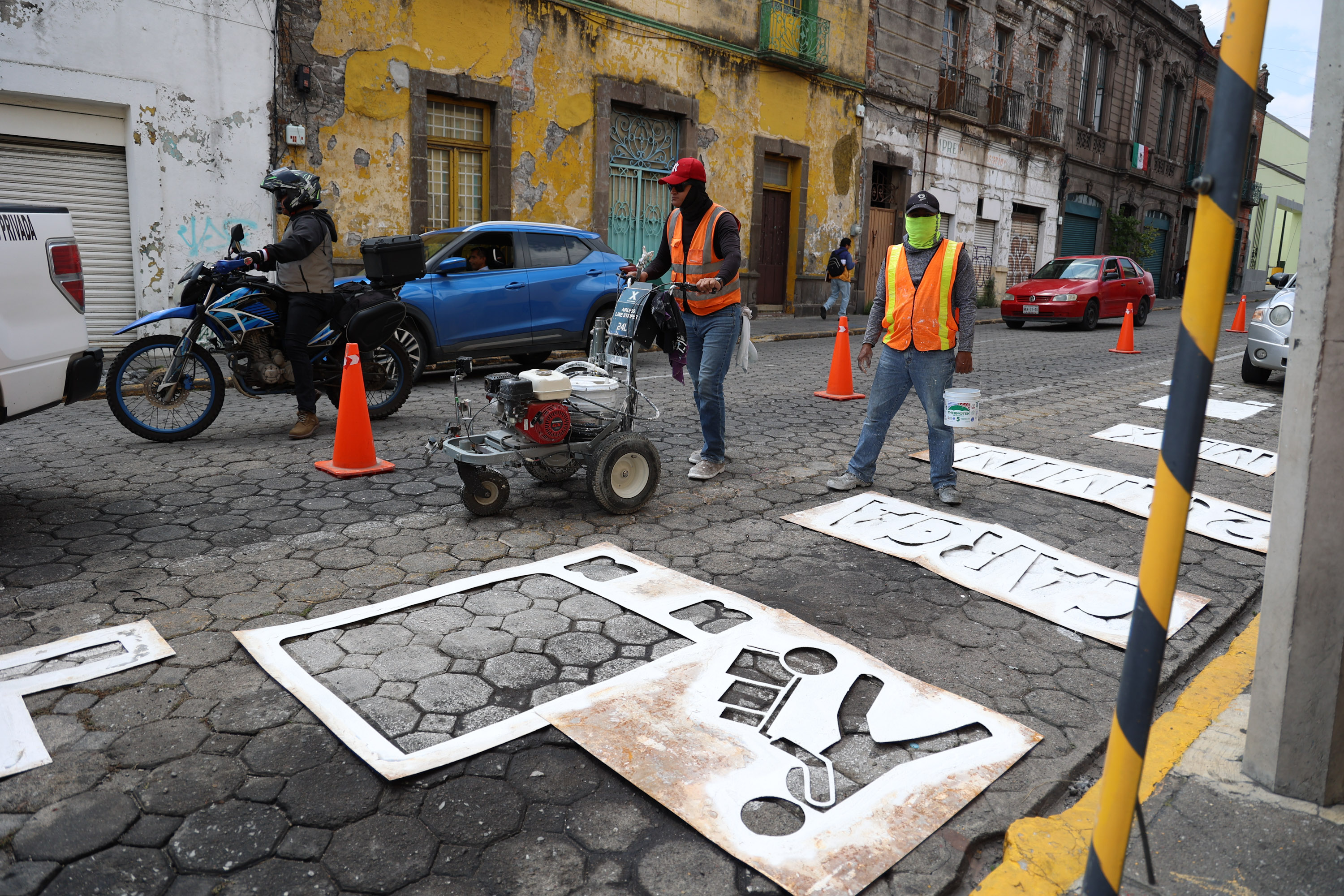 Trabajadores del Ayuntamiento de Puebla realizan pintas de cajones de parquímetros