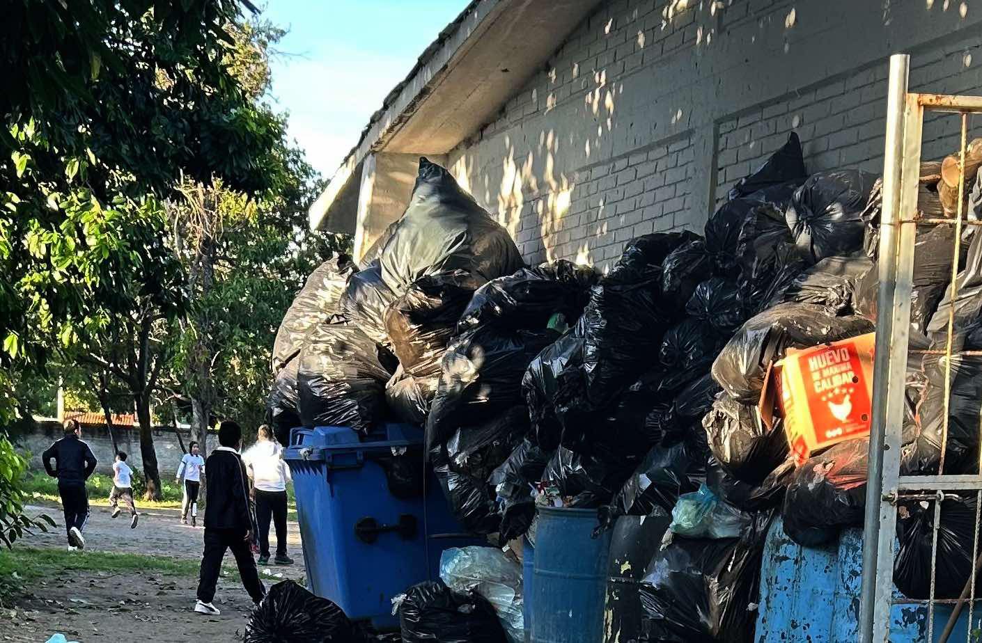 Denuncian condiciones insalubres en secundaria de Chietla