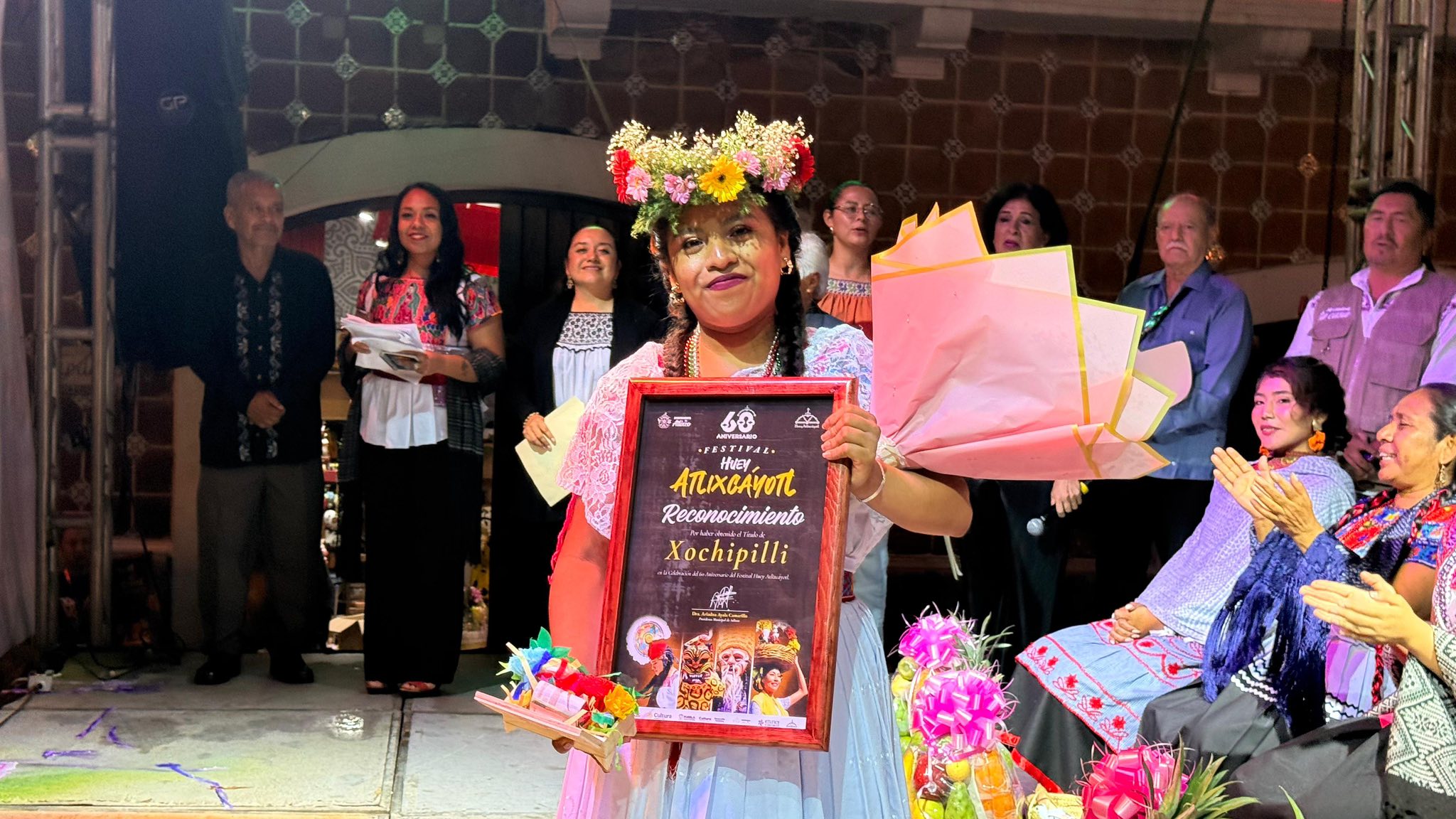 Coronan a Goudilia González como Xochicihuatl del 60 Aniversario del Huey Atlixcáyotl