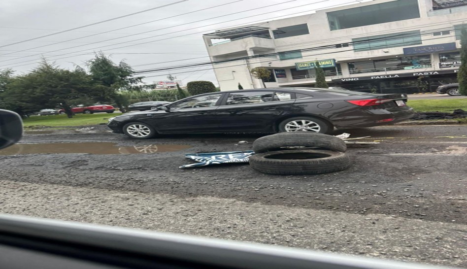 Precaución, tremendo bache provoca intenso tráfico en la Recta a Cholula