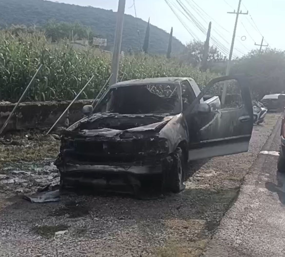 Se calcina camioneta sobre la carretera Izúcar-Epatlán