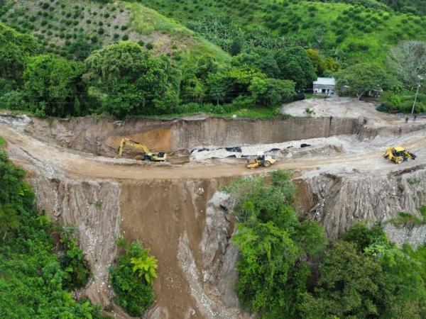 Atiende Gobierno deslaves en carretera Las Margaritas – Acateno – Tlapacoyan en Hueytamalco
