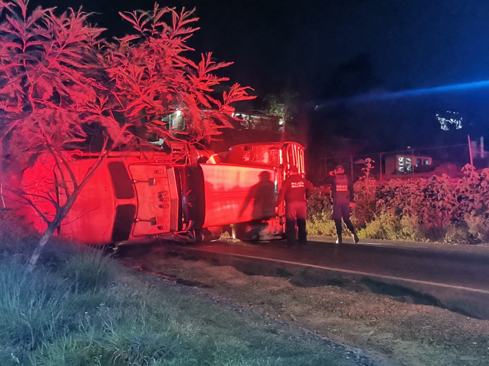Vuelca camión de carga pesada en la carretera Izúcar-Cuautla