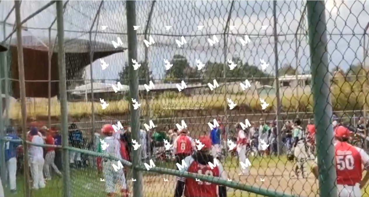 VIDEO Riña deja varios heridos en Tlalancaleca, policías brillan por su ausencia