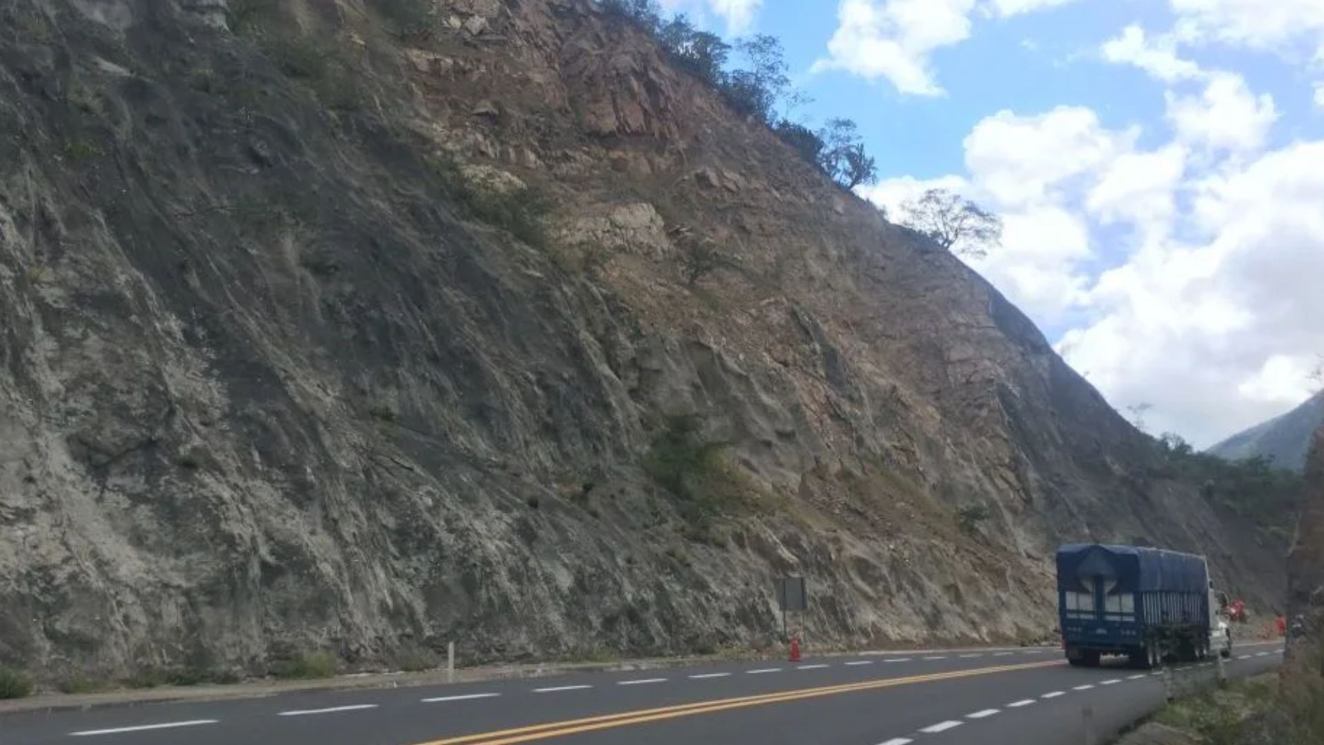 En la Cuacnopalan-Oaxaca, asaltaron a un camionero y lo colgaron de un árbol