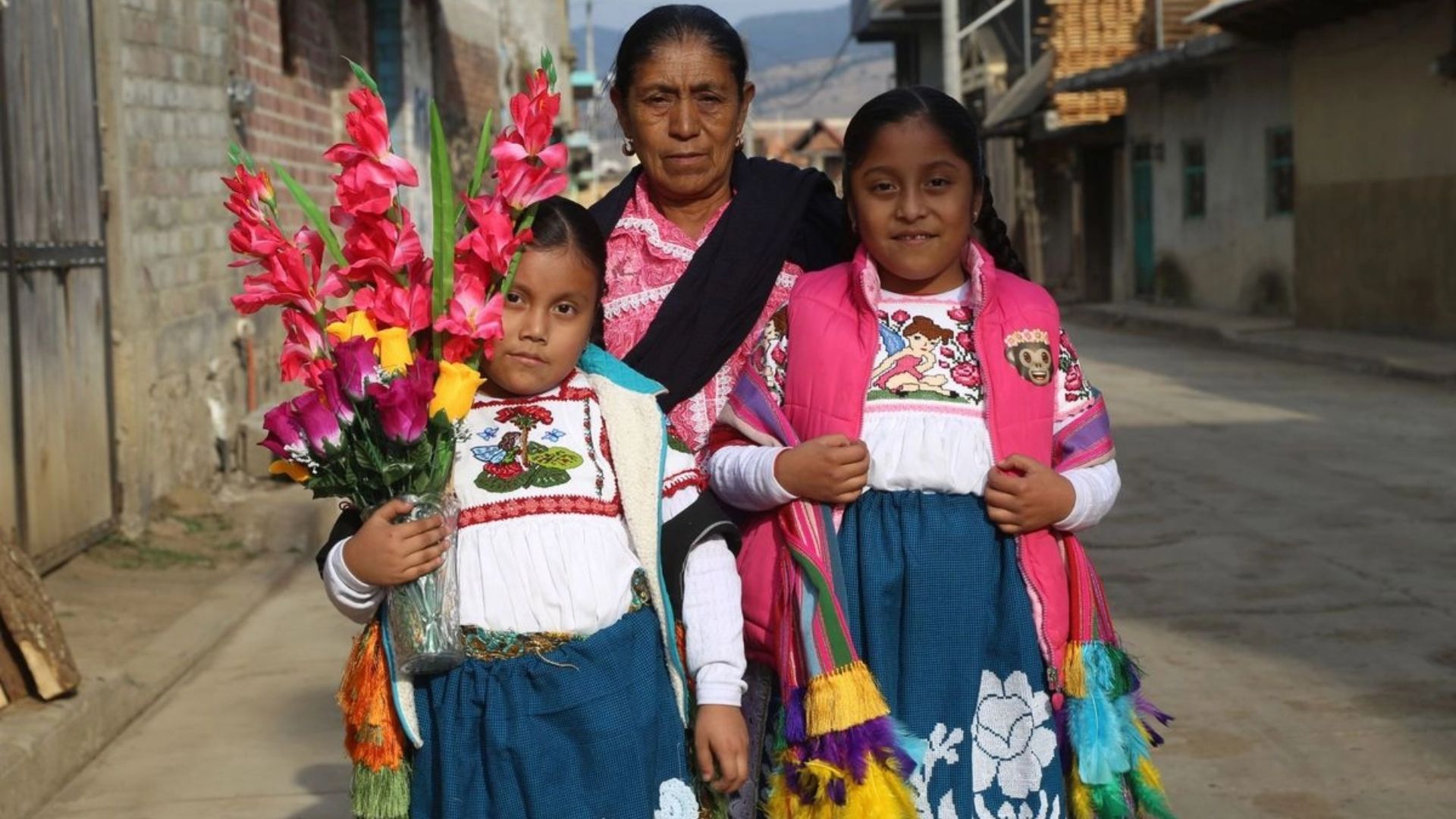 Gobierno federal tradujo Cartilla de Derechos de las Mujeres a 35 lenguas indígenas