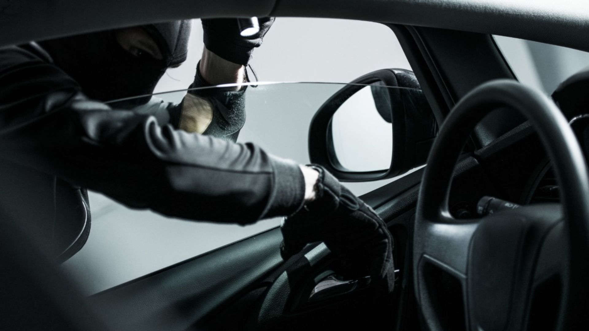 En Tecamachalco, grupo armado robó una camioneta de Farmacéutica Levic