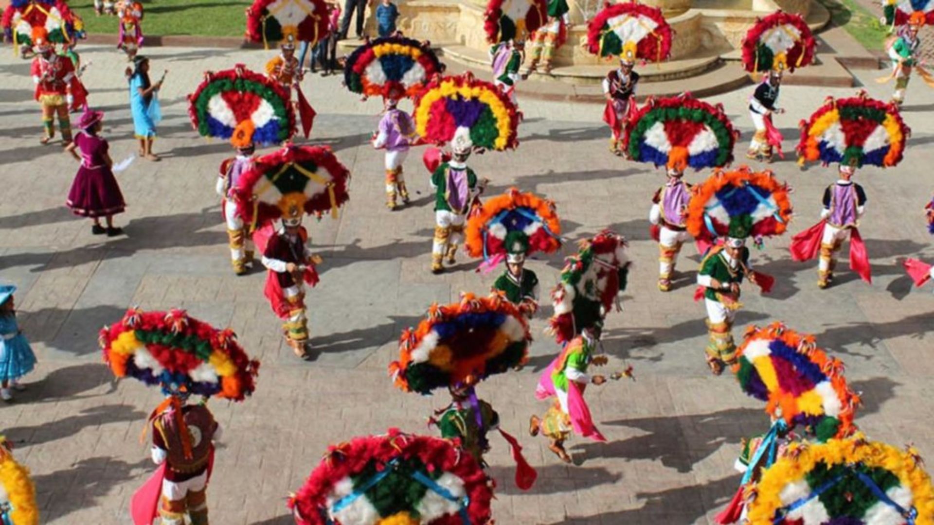 Comitiva de Oaxaca interpretó la “Danza de la Pluma” en el Huey Atlixcáyotl