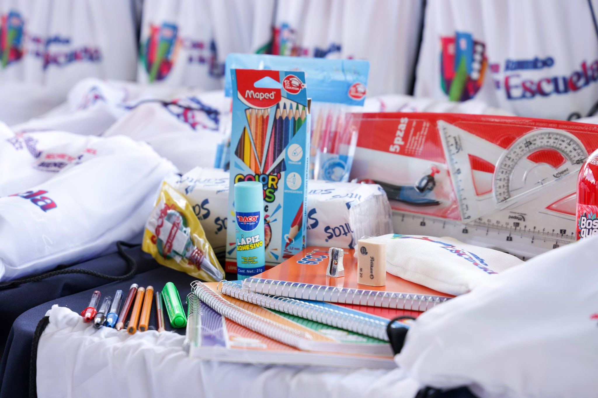 Cumple Lupita Cuautle con tercera entrega de kits escolares