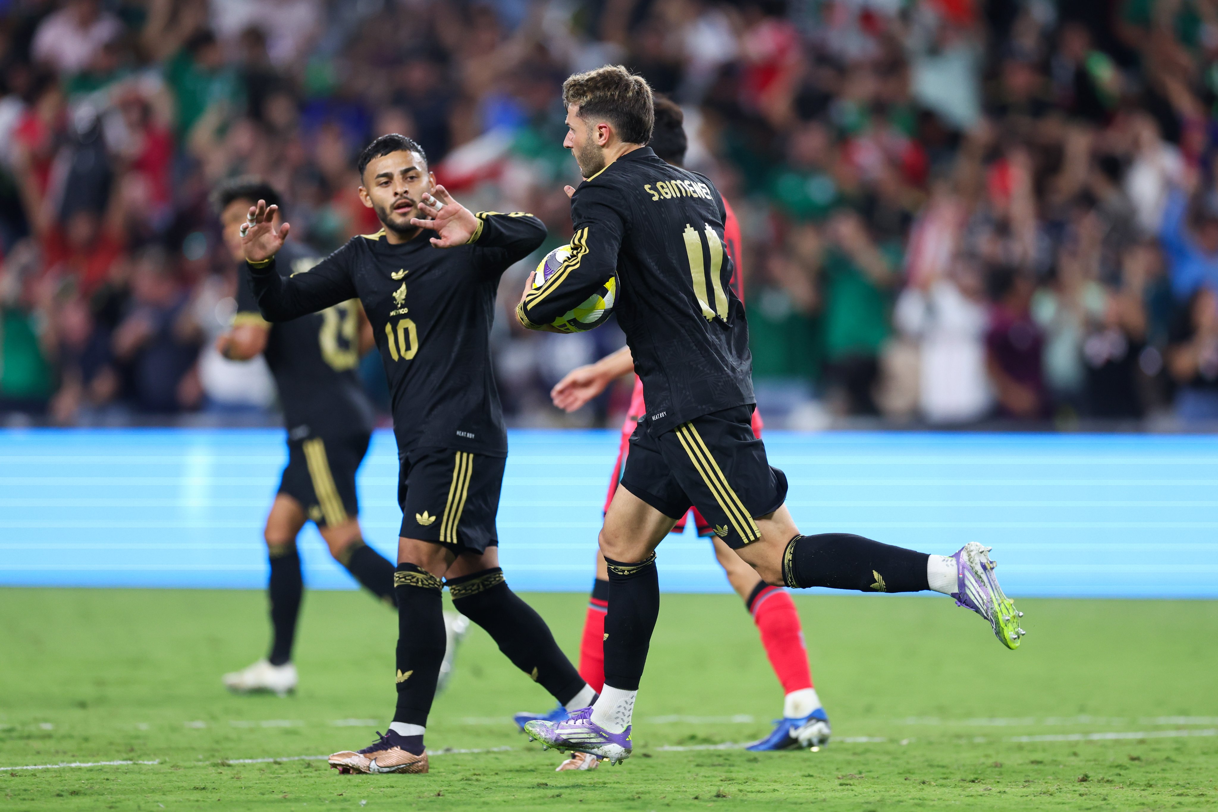 VIDEO Santiago Giménez rescata a México contra Corea del Sur