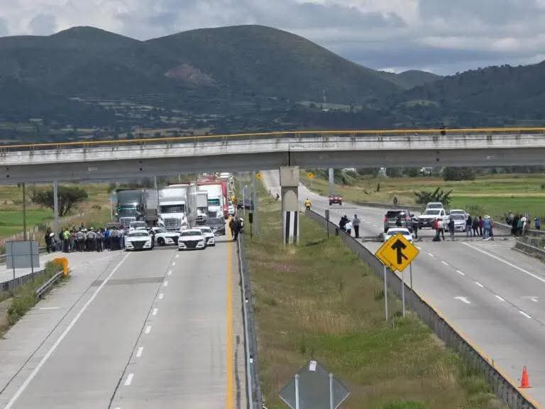 Autopista Arco Norte en Calpulalpan lleva 30 horas bloqueada 