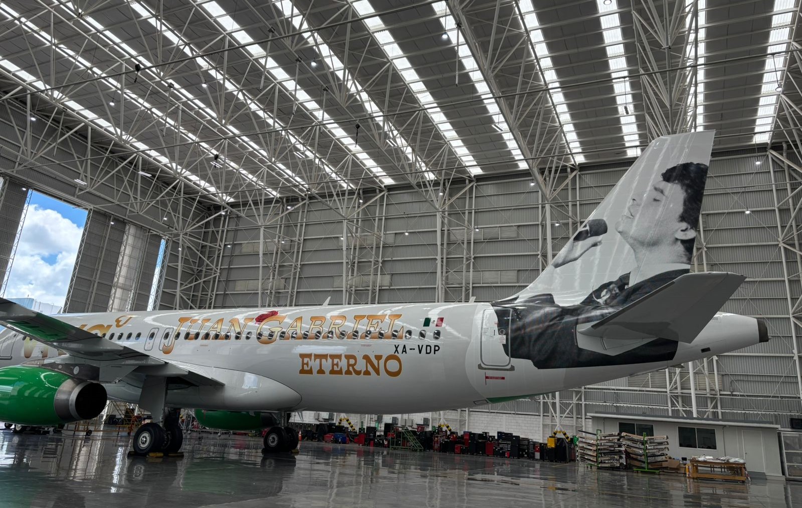 Homenaje al Divo de Juárez, un avión lleva su imagen 