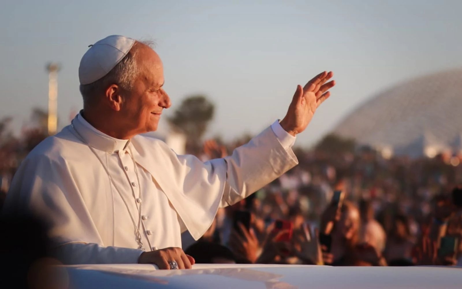 Cientos de fieles celebran el cumpleaños del Papa León en la Plaza de San Pedro