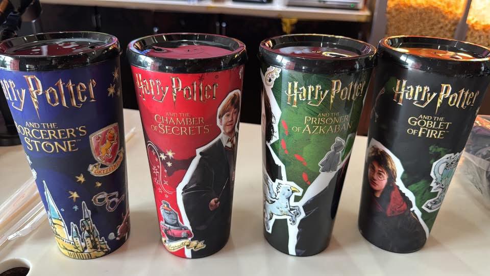 Celebran el regreso de Harry Potter al cine con vasos y tarjetas coleccionables