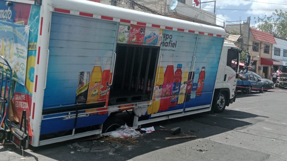 Camión repartidor cae en socavón en la CDMX