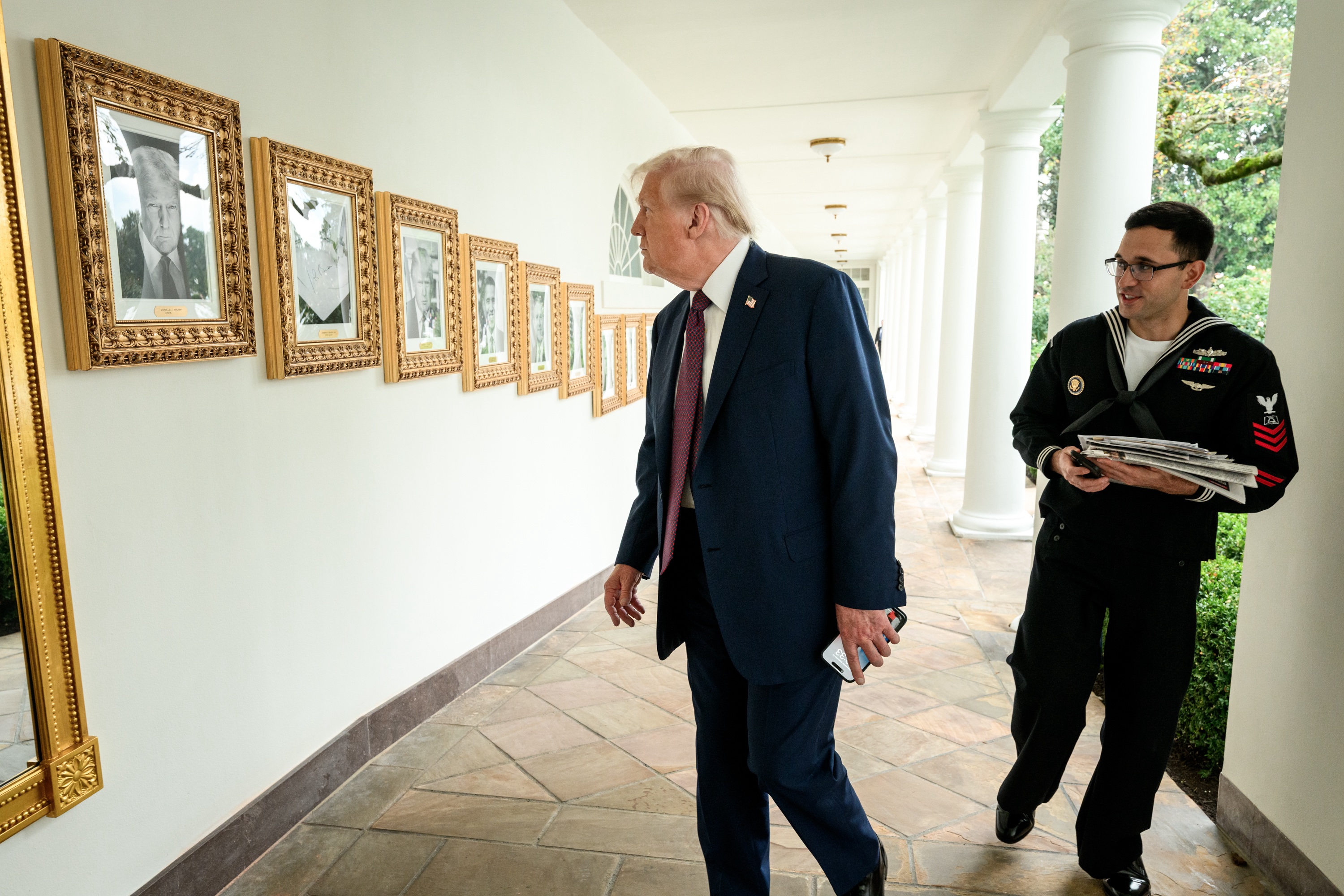 Trump reemplaza retrato de Biden con imagen de firma automática en la Casa Blanca
