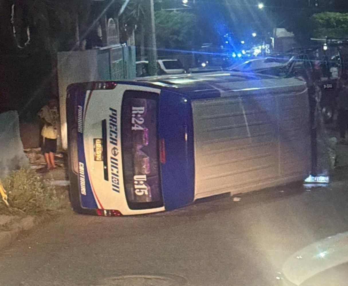 Chofer de combi vuelca al huir de accidente con otro auto en Tehuacán 