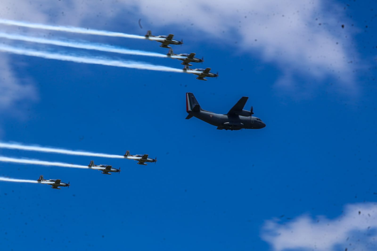 Aeronaves surcan los cielos de Tlaxcala rumbo al desfile del 16 de septiembre