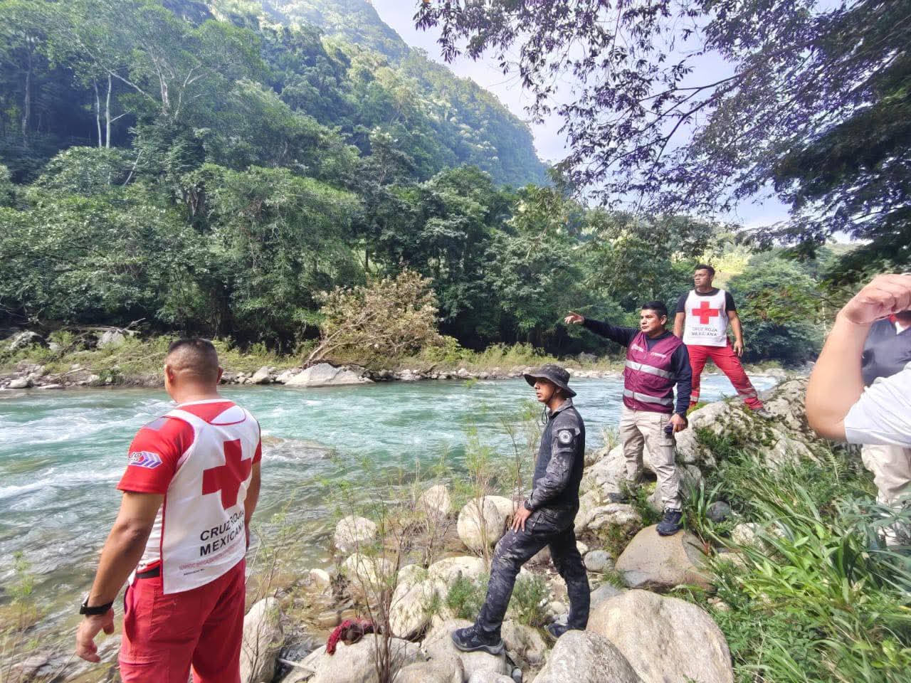 Pobladores de Naranjastitla realizan búsqueda de menor arrastrada por río en Tlacotepec